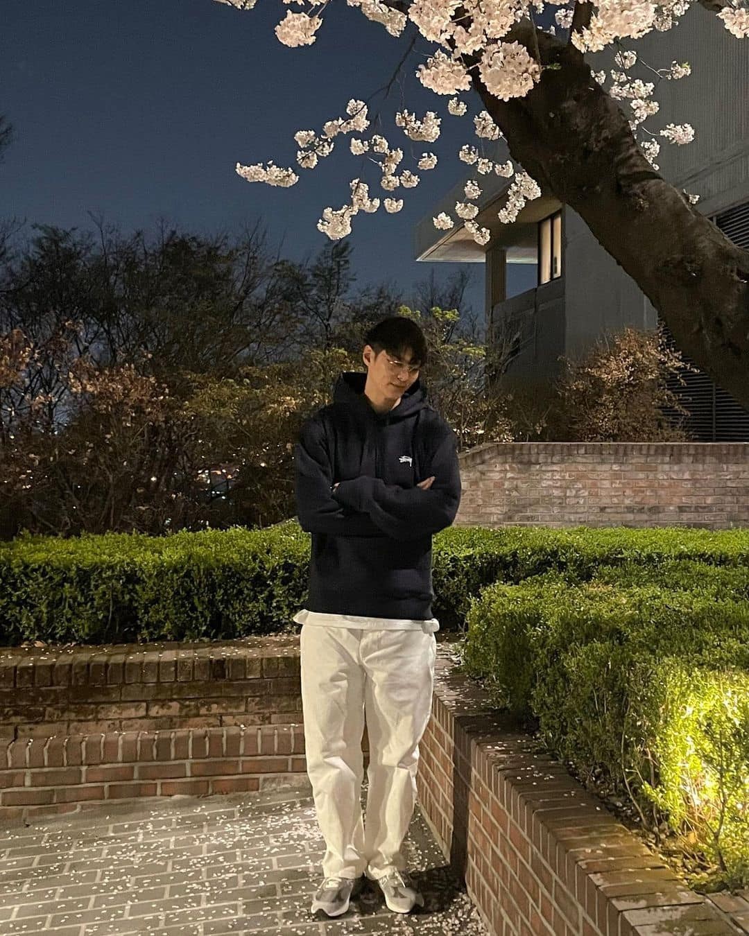 벚꽃 앞에서 사진 남기기📸🌸⁠ 이미지