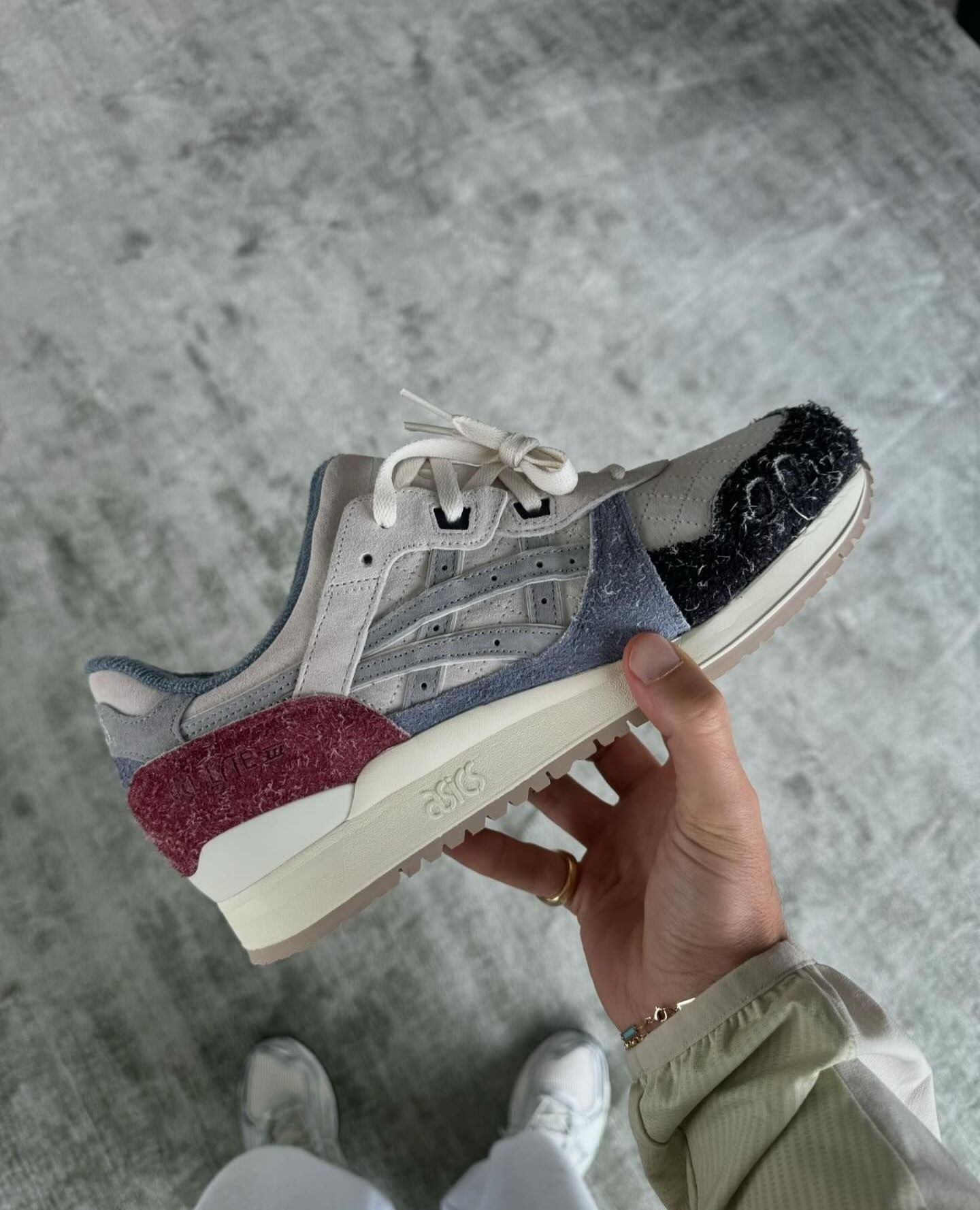 키스 서울 오픈 기념 아식스 젤라이트🇰🇷🥳
성수동에 오픈을 앞둔 키스 서울(Kith Seoul) 매장을 기념하여 키스의 수장이자 디렉터인 로니 피그(Ronnie Fieg)가 인스타그램에 키스와 아식스의 협업 젤라이트 3을 공개했습니다. 이번 협업 스니커즈는 스웨이드와 누벅을 소재로 붉은색과 푸른색이 적절히 섞여 있어 마치 태극 문양을 연상시키는데요. 패션 커뮤니티 르신드롬에 따르면, 키스 서울 매장은 5월 31일 오픈을 목표로 양식/브런치 카페인 키스 새들스(Sadelle's at Kith)와 시리얼 바 키스 트리츠(Kith Treats)로 구성될 예정입니다. 이미지