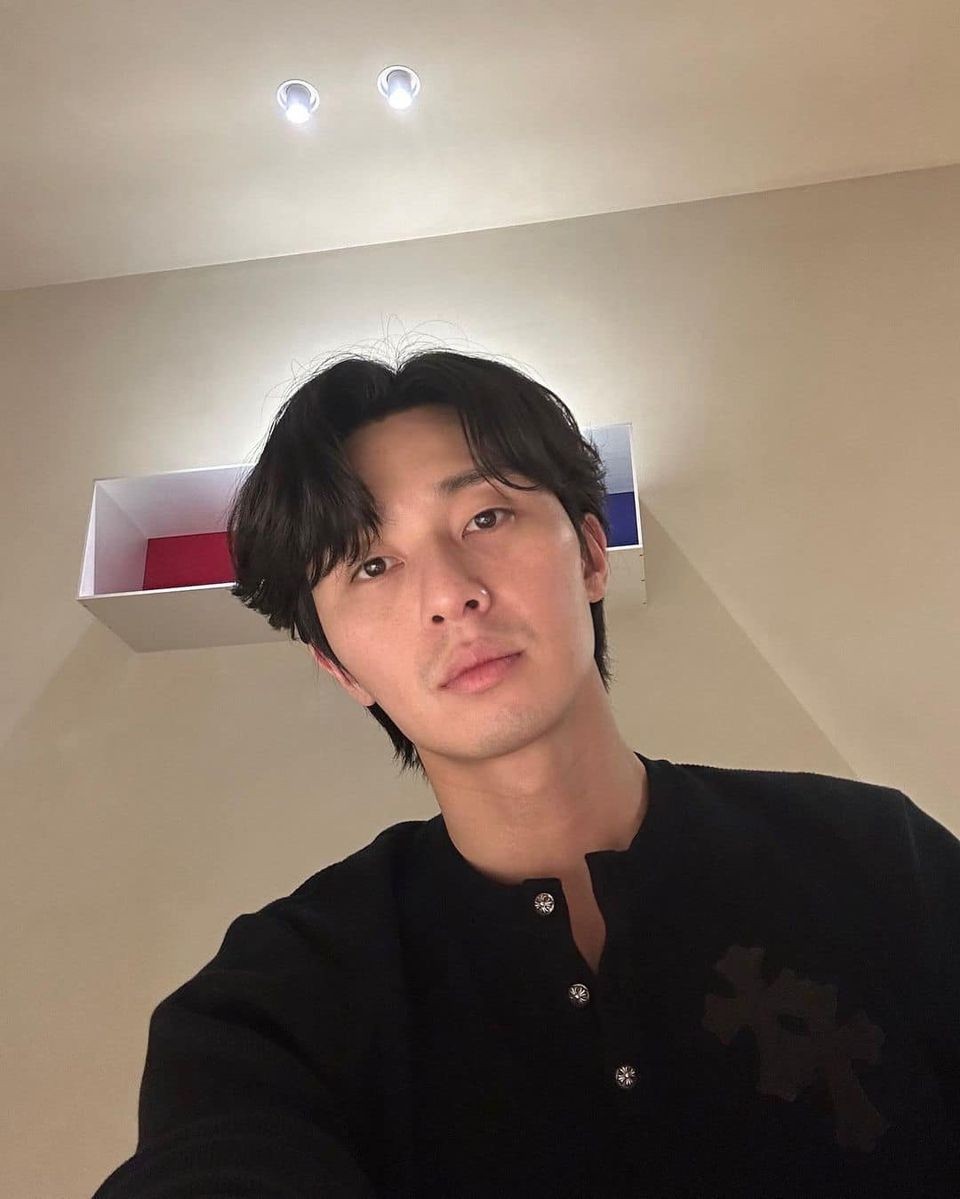 무난하게 검정 가디건 입기☕️⁠ 이미지