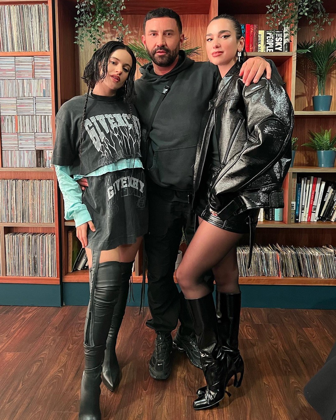 리카르도 티시, 나이키와 협업?👟✅⁠
⁠
작년 봄 컬렉션을 마지막으로 버버리의 크리에이티브 디렉터에서 사임한 리카르도 티시가 나이키와 협업을 준비 중이라는 소식입니다. 미국의 스트리트 컬쳐 매거진 컴플렉스에 따르면 리카르도 티시와 나이키의 협업 컬렉션이 2025년 봄 시즌 출시를 계획하고 있으며, 해당 컬렉션에는 다수 의류 제품과 나이키 샥스 TL 제품이 포함될 예정이라고 하는데요. 이전부터 에어 포스 1, 덩크, 에어 맥스 97등 여러 협업을 진행했으나 2018년 이후로는 협업 소식이 없었던 만큼 오랜만의 협업 소식에 스니커헤드의 관심이 집중되고 있습니다.🔥⁠ 이미지6