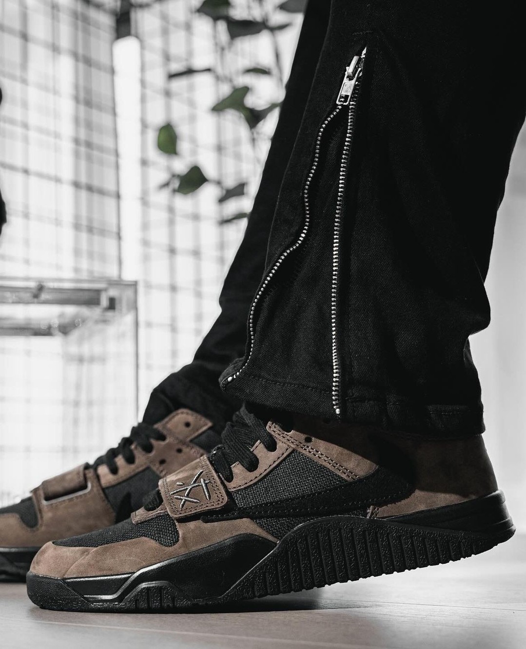 스캇조던은 돌아온다🐻🌰⁠
⁠
트래비스 스콧과 조던의 협업 점프맨 잭 '다크 모카' 색상의 디테일 샷이 공개되었습니다. 최근 발매한 점프맨 잭 모델의 반응이 뜨겁자 '다크 모카' 색상을 연달아 발매하는 것으로 보이는데요. 이번 '다크 모카' 모델은 어두운 모카 색상의 스웨이드 어퍼 보디와 시그니처인 검은색 리버스 스우시가 특징입니다. 아직 정확한 발매 일자는 공개되지 않았으나, 올가을 발매될 것으로 예상됩니다.🔥⁠ 이미지