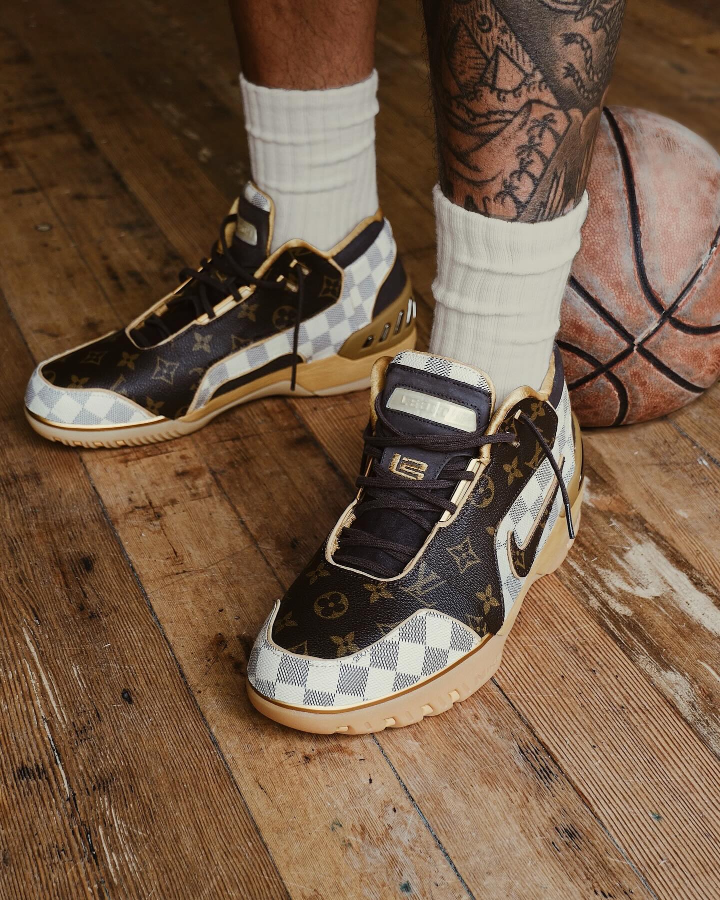 루이비통 맛 농구화✨
진짜 루이비통백을 잘라서 커스텀한 나이키 르브론👜🏀 이미지4