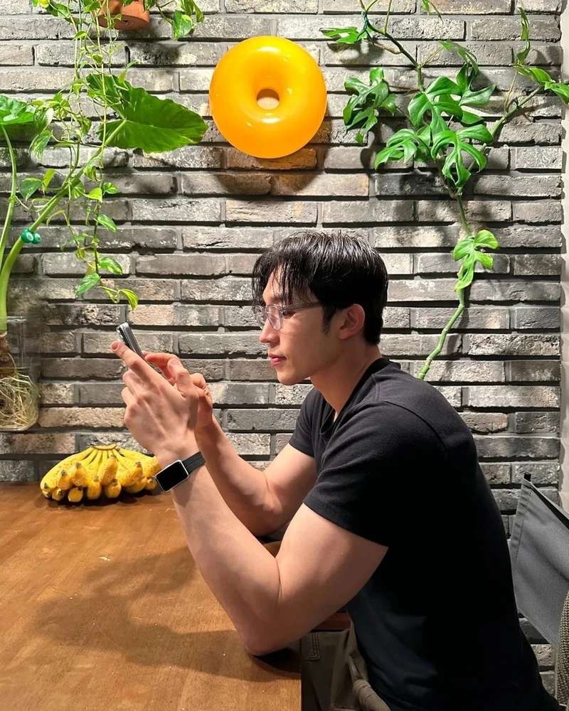 다시 만나는 우도환&이상이😎😁
넷플릭스 시리즈 '사냥개들'이 시즌2 제작을 확정했다는 소식입니다. 스포츠서울에 따르면 동명의 웹툰을 원작으로 하는 '사냥개들'이 시즌2 제작을 확정했으며, 기존 주연배우인 우도환과 이상이 역시 해당 작품에 합류한다고 하는데요. 화려한 액션과 두 주연배우의 뛰어난 연기력으로 화제를 모았던 '사냥개들'의 시즌2 제작 소식에 많은 팬들이 기대하고 있습니다.👊 이미지2