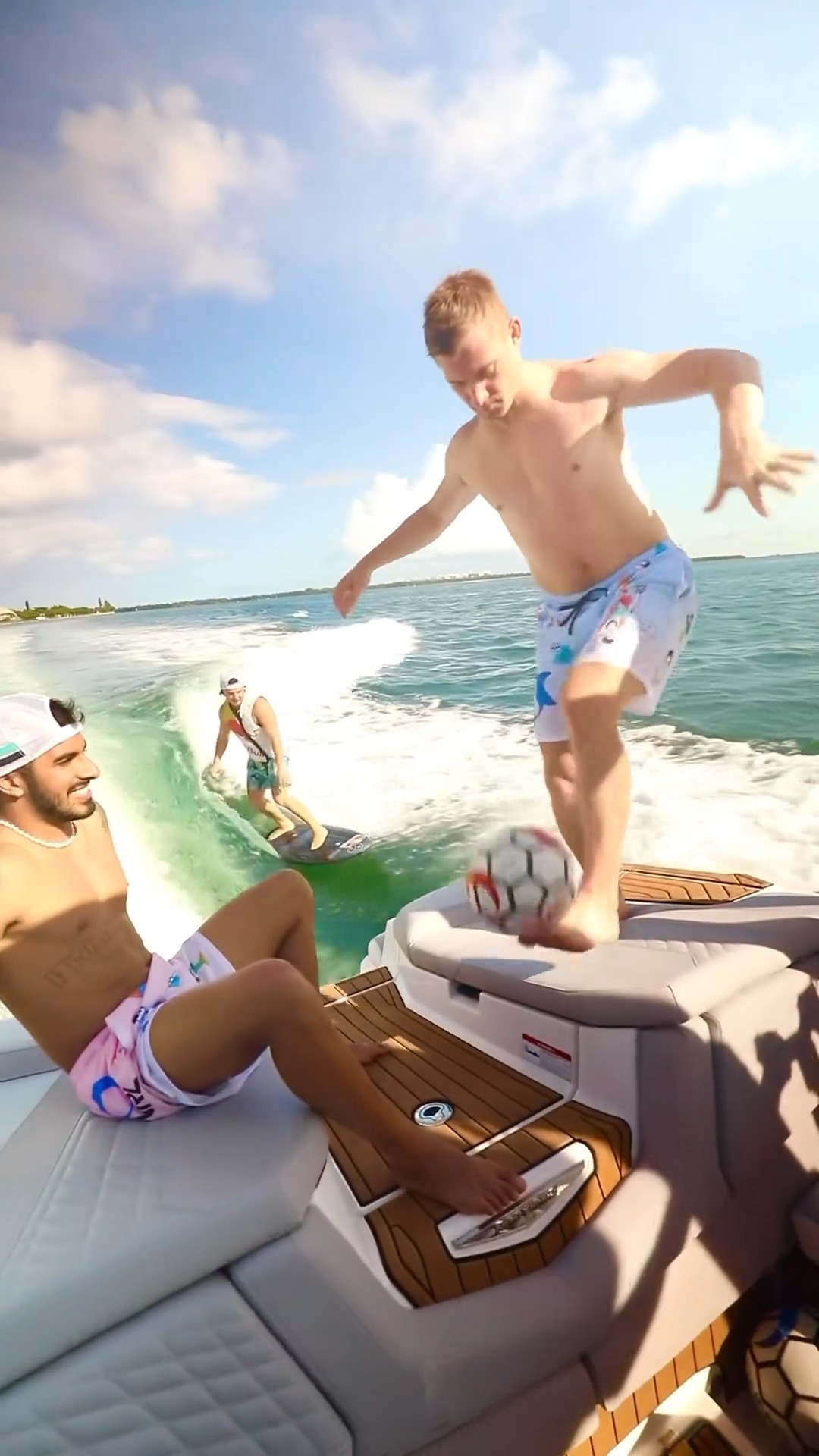 축구와 요트는 낭만 그 자체⚽️🛥️ 이미지