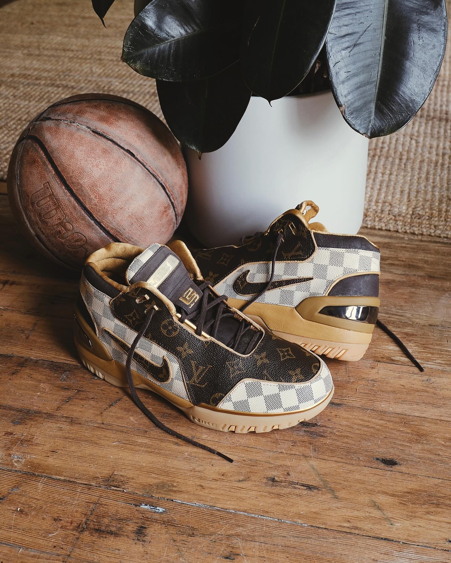 루이비통 맛 농구화✨
진짜 루이비통백을 잘라서 커스텀한 나이키 르브론👜🏀 이미지5