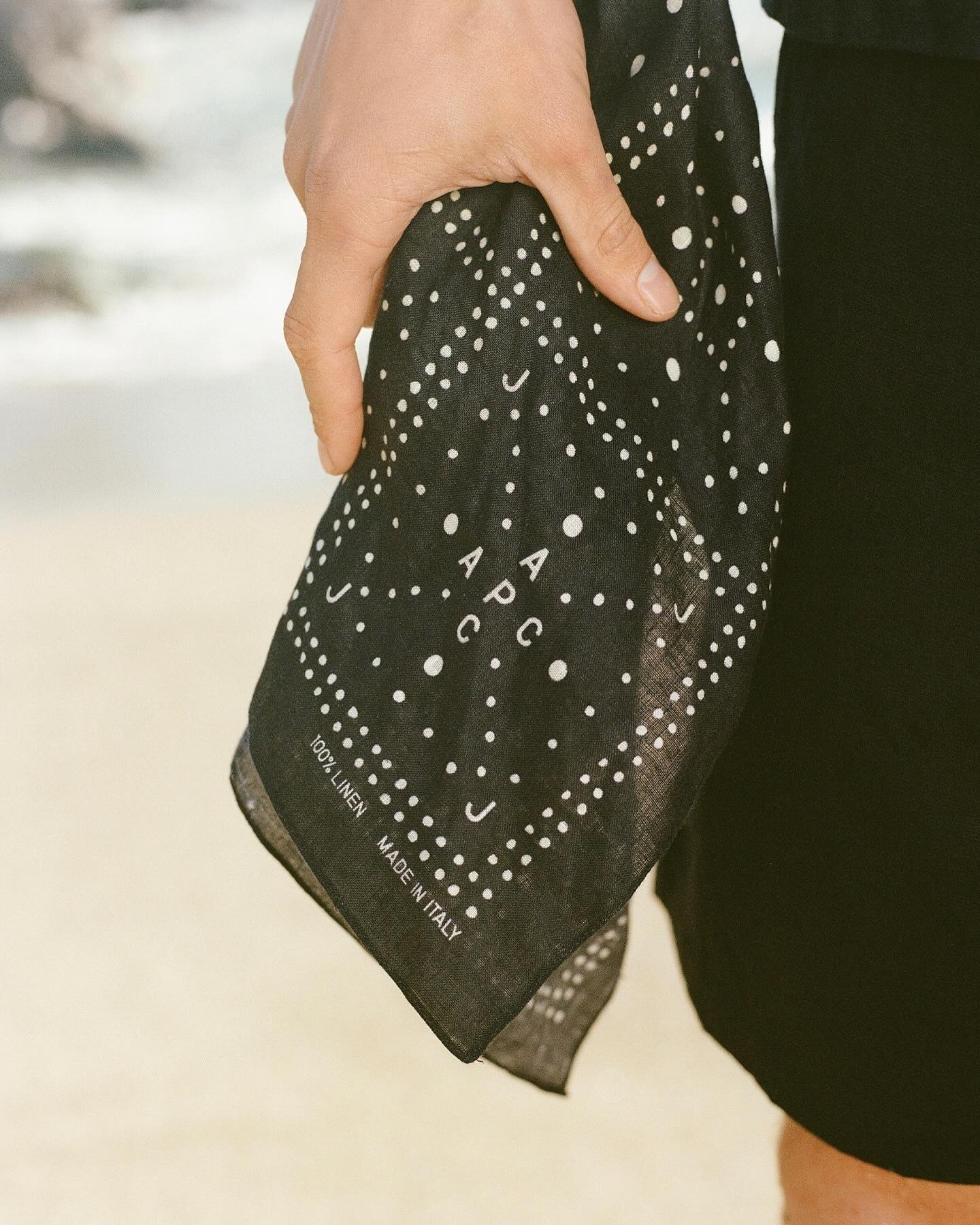 아페쎄 자운드 맛있다👅🏝️⁠
⁠
지난 주 협업을 예고했던 아페쎄(A.P.C.)와 자운드(JJJJound)의 협업 아이템군이 공개되었습니다. 여름 휴가 패션에 적합한 이번 컬렉션 제품들은 니트, 셔츠, 반바지, 손수건, 후디와 에코백 등으로 구성되었는데요. 오는 5월 14일부터 자운드와 아페쎄 온오프라인 판매처에서 구매할 수 있습니다. 두 브랜드의 인스타그램에 공개된 이미지를 슬라이드로 확인하세요.📸⁠ 이미지8