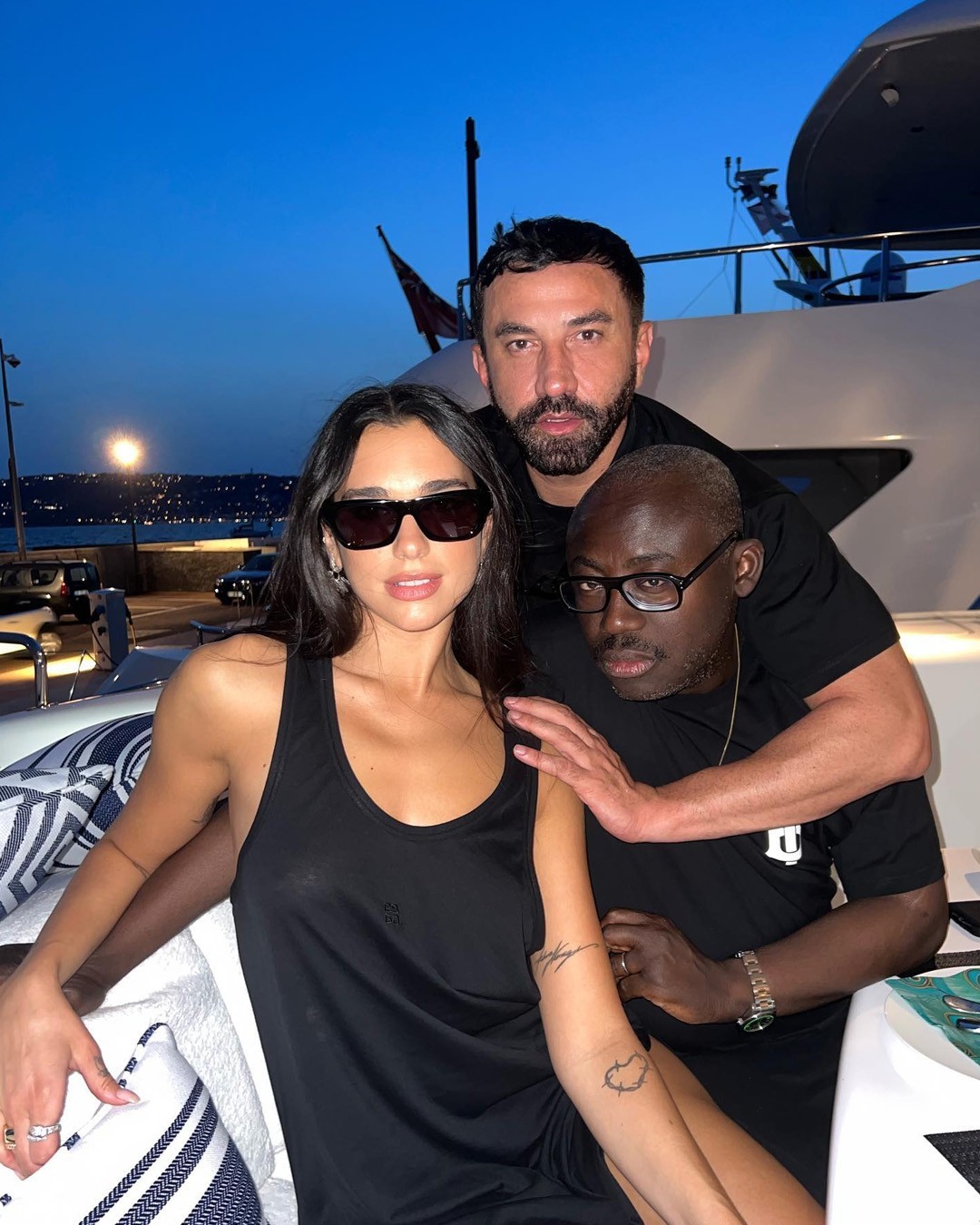 리카르도 티시, 나이키와 협업?👟✅⁠
⁠
작년 봄 컬렉션을 마지막으로 버버리의 크리에이티브 디렉터에서 사임한 리카르도 티시가 나이키와 협업을 준비 중이라는 소식입니다. 미국의 스트리트 컬쳐 매거진 컴플렉스에 따르면 리카르도 티시와 나이키의 협업 컬렉션이 2025년 봄 시즌 출시를 계획하고 있으며, 해당 컬렉션에는 다수 의류 제품과 나이키 샥스 TL 제품이 포함될 예정이라고 하는데요. 이전부터 에어 포스 1, 덩크, 에어 맥스 97등 여러 협업을 진행했으나 2018년 이후로는 협업 소식이 없었던 만큼 오랜만의 협업 소식에 스니커헤드의 관심이 집중되고 있습니다.🔥⁠ 이미지3