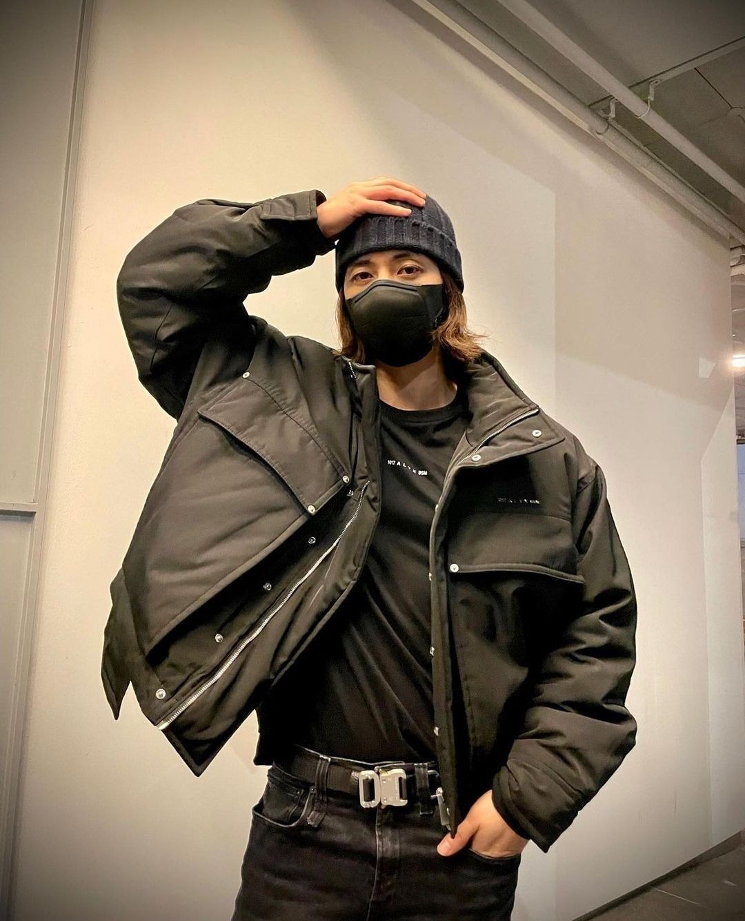 찐 봄 오기 전 올블랙 코디♟️⁠ 이미지