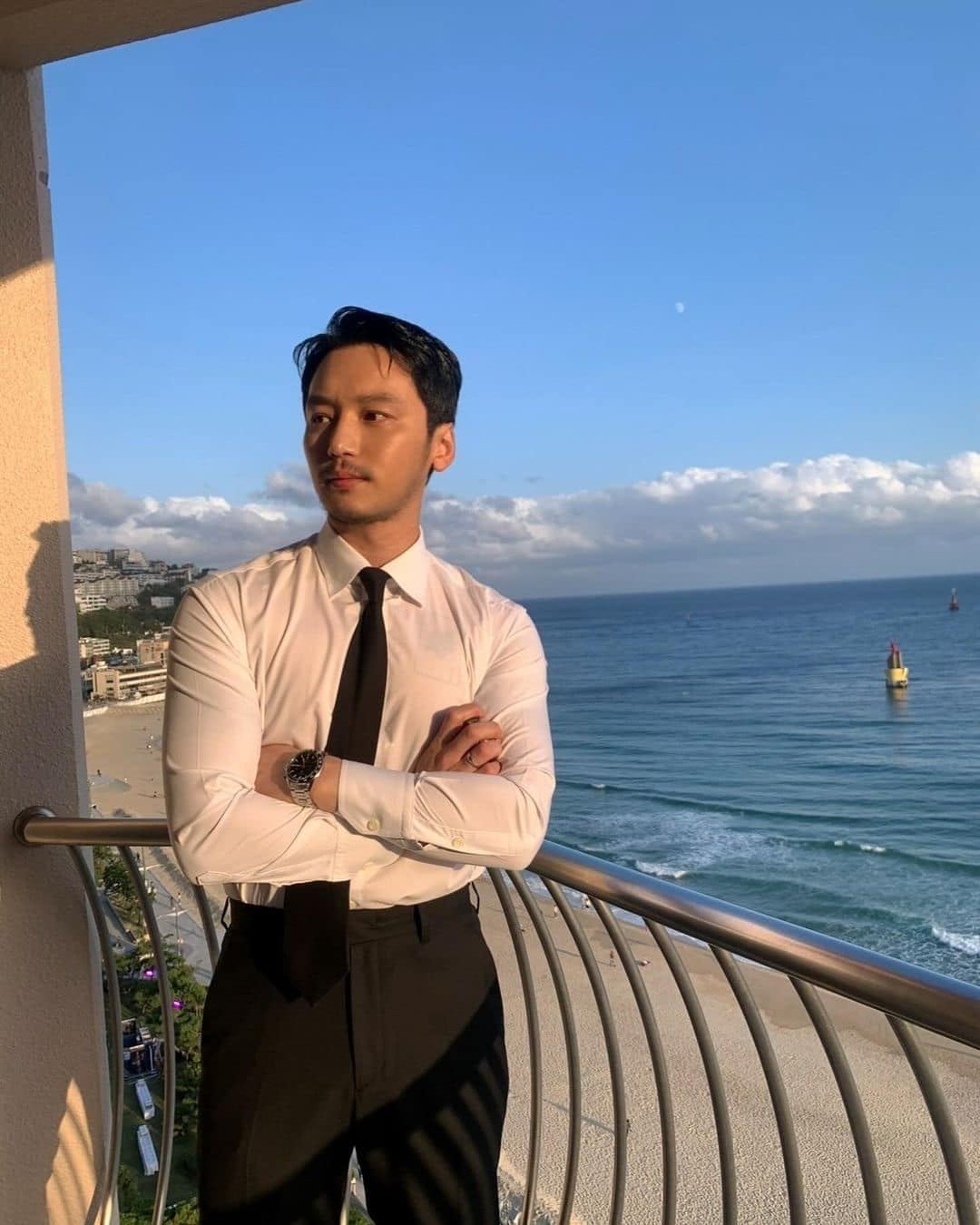 깔끔하게 흰 셔츠엔 타이까지👔 이미지