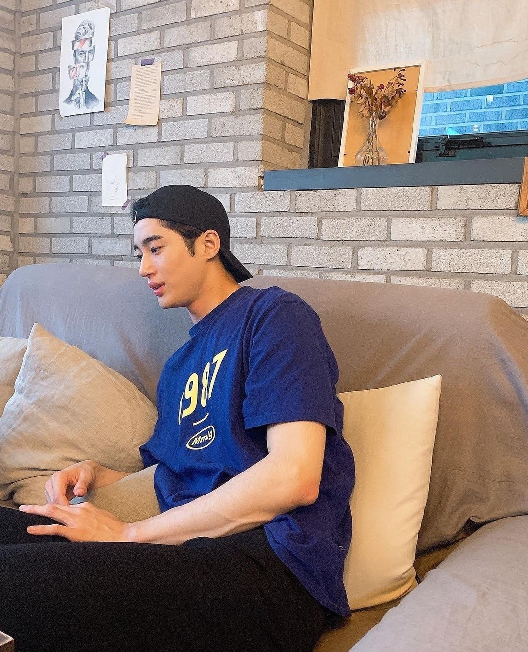 변우석처럼 볼캡 거꾸로 스킬🧢👌 이미지5