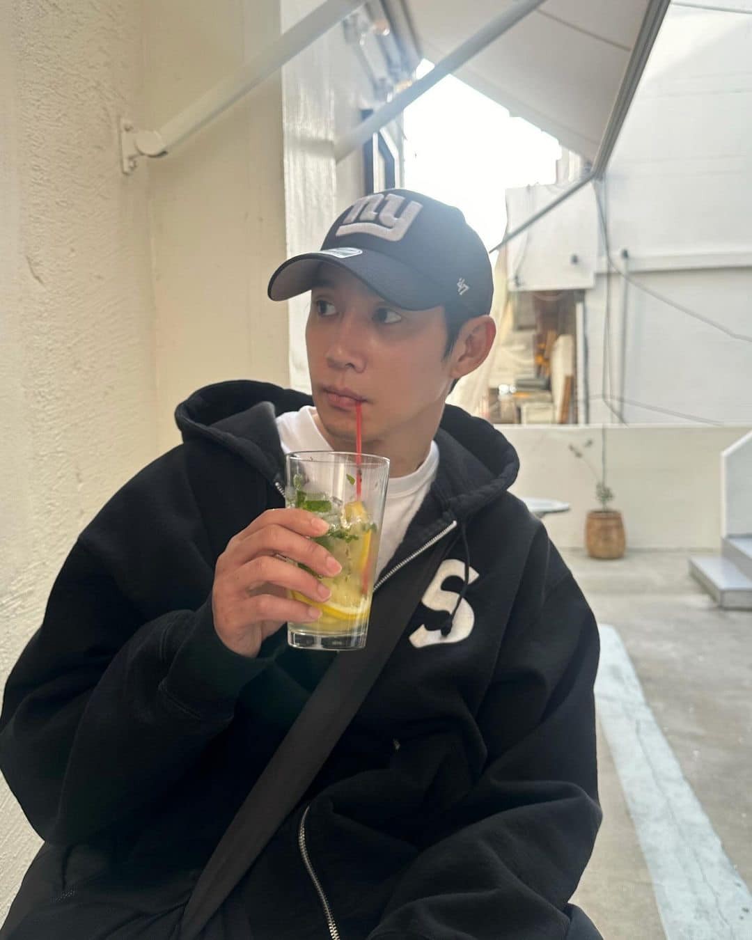 검정 볼캡 하나면 코디 뚝딱🐜🧢⁠ 이미지10