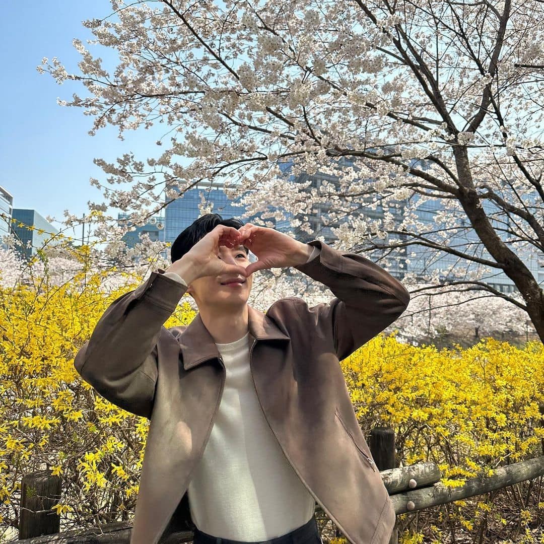 벚꽃 앞에서 사진 남기기📸🌸⁠ 이미지