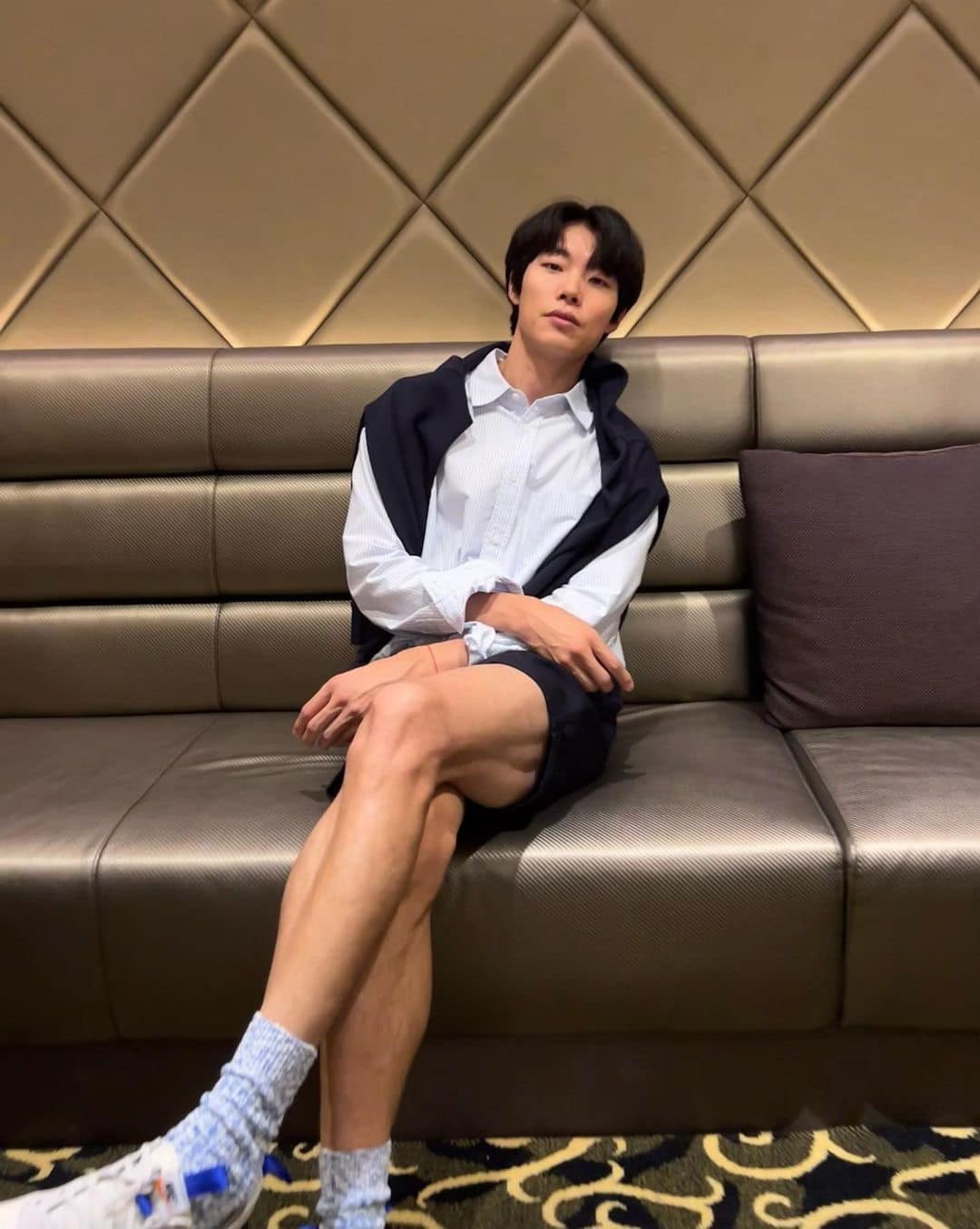 입기는 늦었고 걸치는 게 적기☀️🧶⁠ 이미지