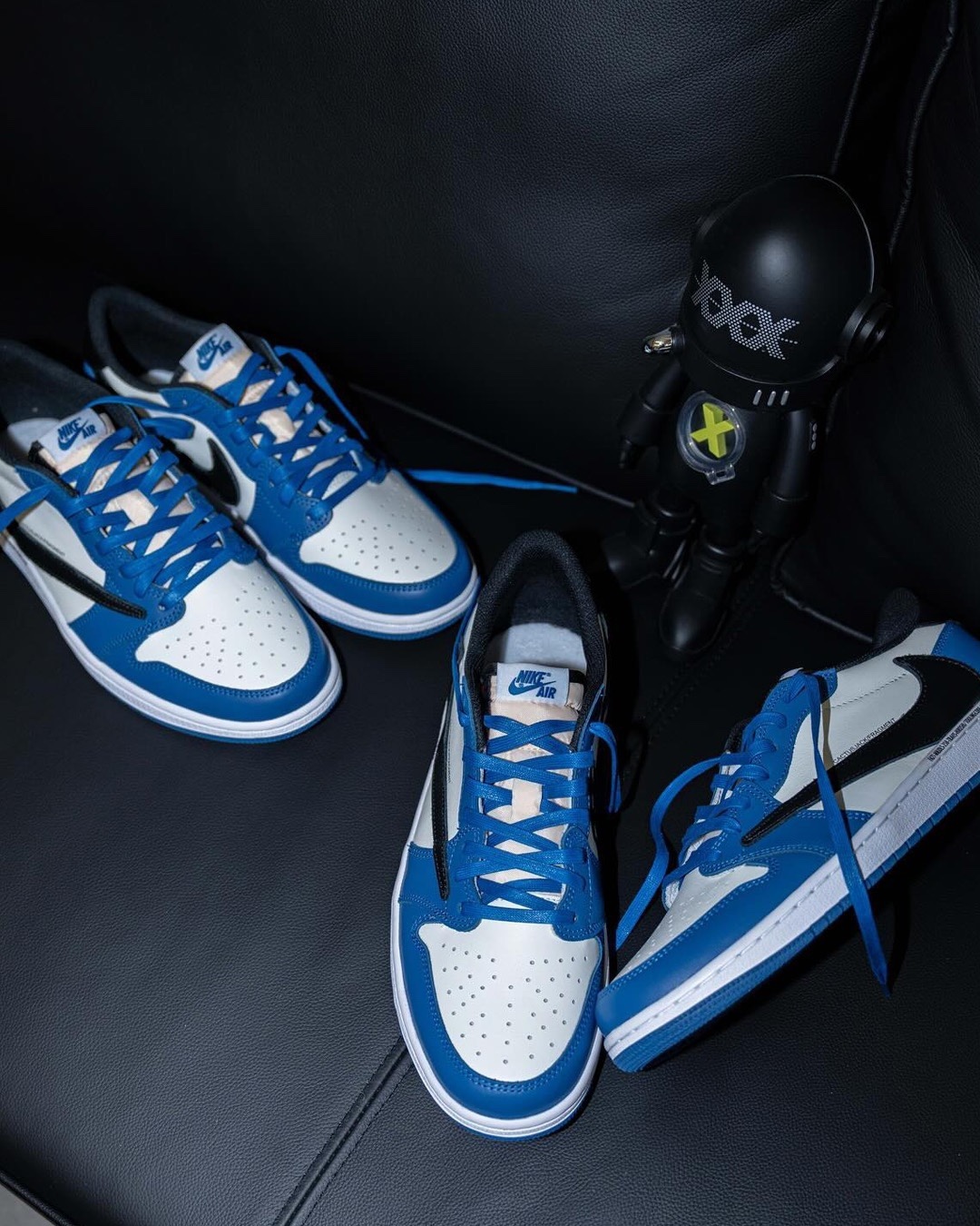 협업 끝이라던 트래비스 스캇과 조던🌵✔️미발매 샘플 유출🫢​
​
역스우시라는 독특한 디자인과 시그니처 로고, 대장급 색상 조합으로 매번 발매만 했다 하면 리셀가가 하늘로 솟던 트래비스 스캇과 나이키 에어 조던 협업 스니커즈들. 하지만 스캇이 작년 조던 1 올리브 협업 제품 발매 이후 더 이상 조던과 협업하지 않겠다고 선언해 많은 사람이 아쉬워했는데요. 최근 트래비스 스캇과 에어 조던의 미발매 샘플이 유출되어서 화제입니다.​
​
이번 제품은 심지어 후지와라 히로시의 프라그먼트까지 협업한 삼자 협업 스니커즈라 더더욱 이목을 끌고 있습니다. 이전 협업 제품 중 엄청난 인기를 끌었던 모델이 바로 2021년 발매한 프라그먼트와의 삼자 협업 모델이라 그 인기는 당연하죠. 당시 발매된 모델과 색상 조합, 스우시, 로고 등 차이점들이 다수 있는 이번 샘플 유출. 과연 실제로 발매하게 될까요? 아니면 당시 샘플로 제작된 모델 중 하나일 뿐일까요?​
​
상세 사진과 착용 사진을 슬라이드로 확인해보세요📸​ 이미지