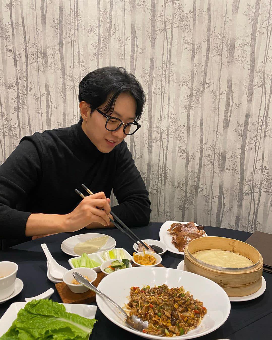 남성미 강조하는 검정 목폴라🧔🏻‍♂️ 이미지