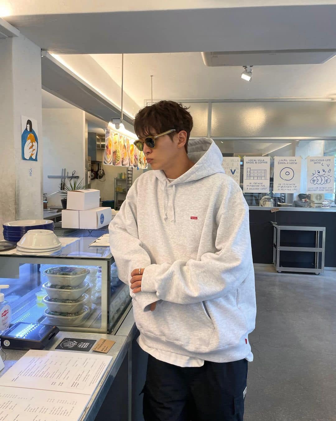 회색 후드의 단짝 흰 티셔츠👻 이미지3