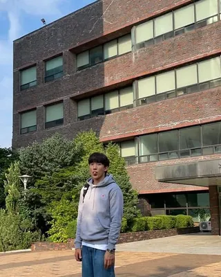 회색 후드의 단짝 흰 티셔츠👻 이미지