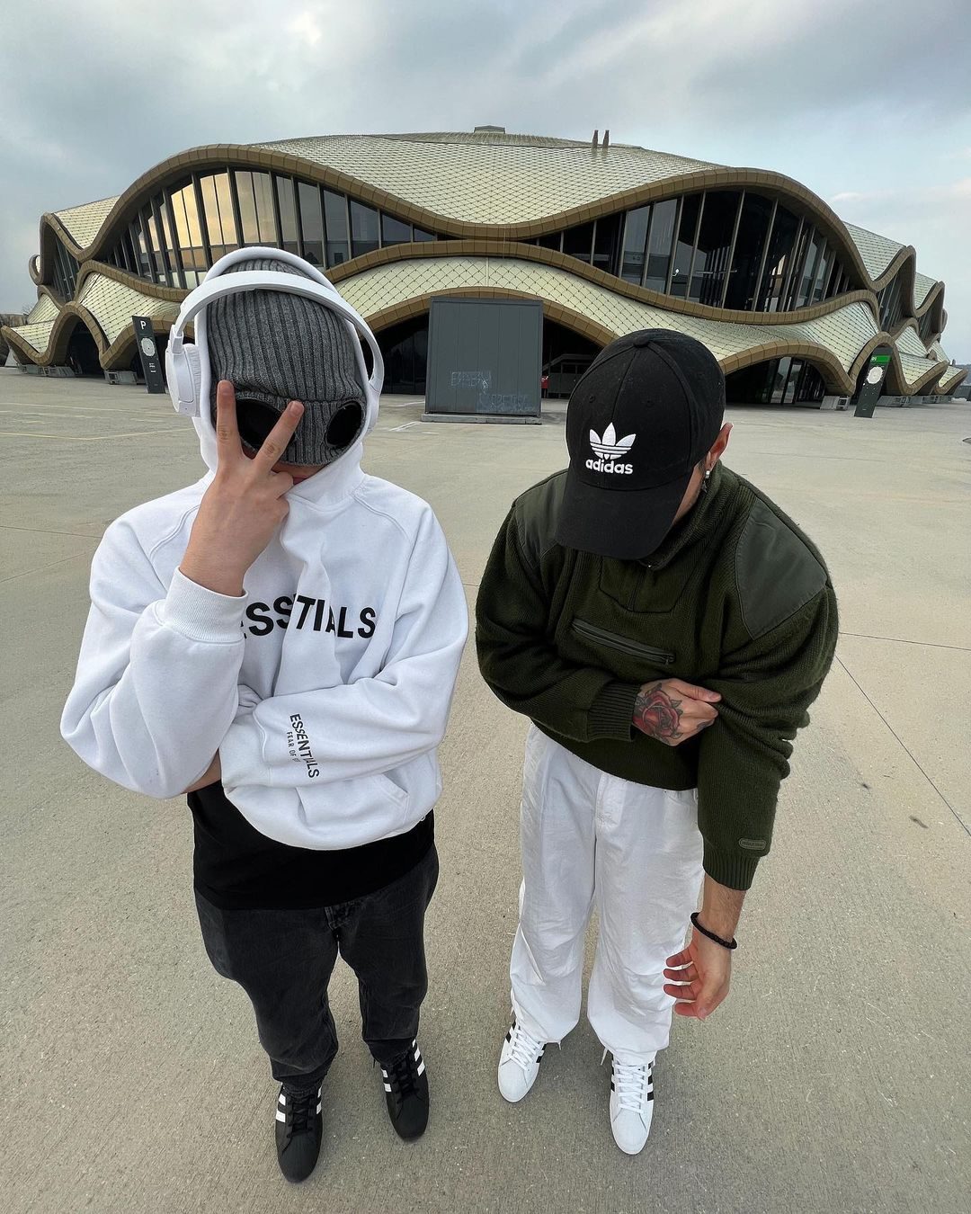 10월 추위 대피소: 후디 속🥶 이미지