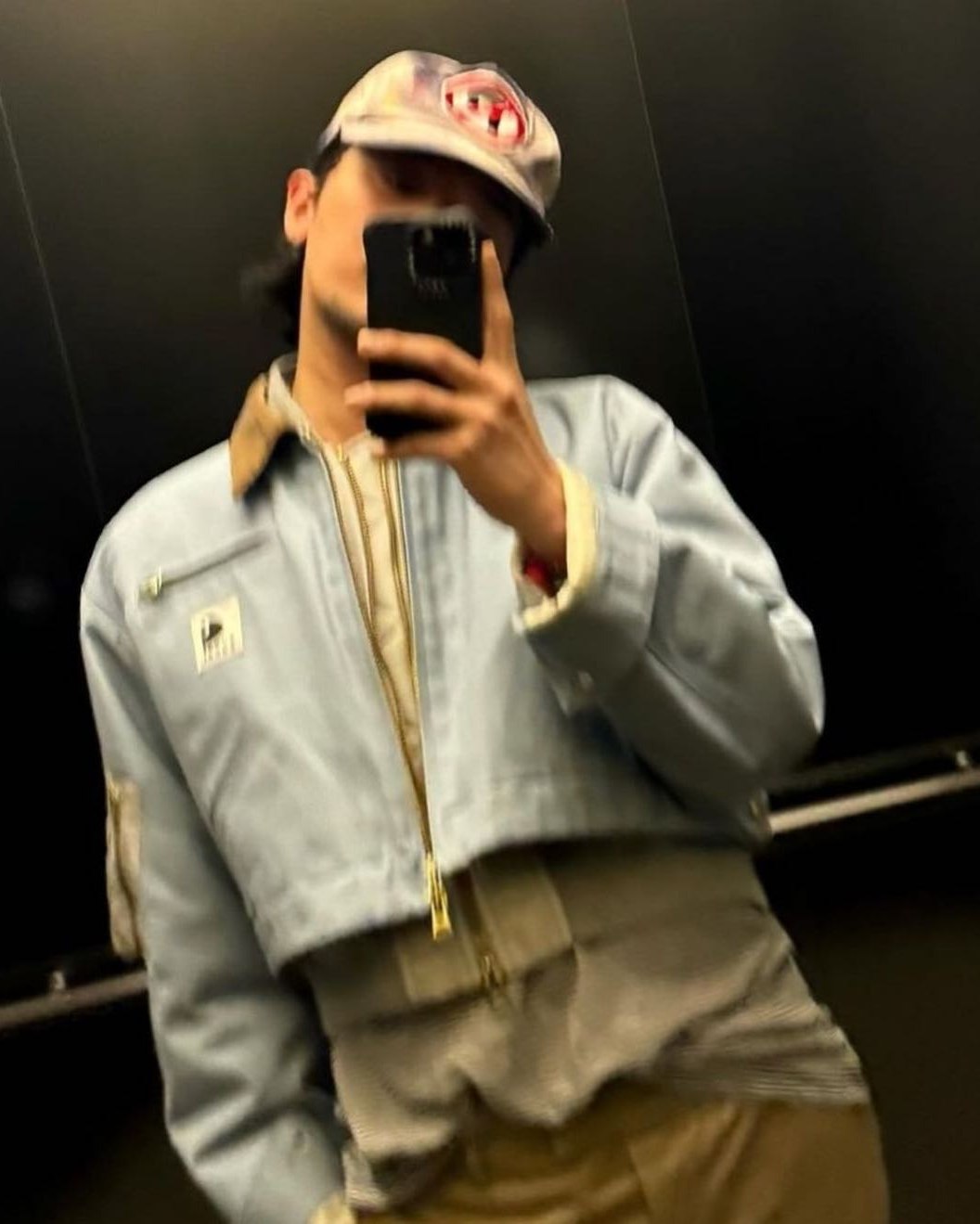 작년에 이어 올해도 핫한 브랜드👍🏻🐻칼하트 WIP은 작년에 어떤 브랜드와 협업했을까?🤔

워크웨어 트렌드를 선도하는 브랜드를 꼽자면 단연 칼하트죠. 작년 한 해 동안 엄청난 상승곡선을 그린 칼하트는 그 인기를 실감하듯 정말 많은 브랜드와 협업 컬렉션을 출시했었는데요. 유명 셀럽들이 입은 협업 아이템들을 슬라이드로 확인해보세요📸

1 + 2. IAB Studio x Carhartt WIP
본인의 브랜드인 아이앱 스튜디오와 협업한 스웻셔츠를 입고 있는 빈지노와 디트로이트 자켓을 입고 있는 스테파니 미초바입니다. 산다라박은 해당 협업 컬렉션 중 초어 코트를 입기도 했죠.

3. Sacai x Carhartt WIP
지드래곤은 사카이와 칼하트 WIP 협업 캔버스 MA-1 디트로이트 재킷을 입은 모습이 포착됐습니다. 해당 제품은 여성 제품인데도 멋지게 소화한 모습을 볼 수 있죠.

4 + 5. Marni x Carhartt WIP
NBA 농구선수들이 마르니와 칼하트 WIP의 협업 제품을 입은 모습도 화제가 되었습니다. 미네소타 팀버울브스 소속의 센터인 칼앤서니 타운스는 협업 블록 코트를, 브루클린 네츠 소속의 로이스 오닐은 마르니의 시그니처 플라워 프린팅을 더한 워크웨어 수트를 입었죠.

6. INVINCIBLE x Carhartt WIP
대만의 편집숍 브랜드 인빈시블의 15주년을 기념한 칼하트 WIP 협업 재킷을 입은 전 빔즈 디렉터 나카다 신스케입니다. 나카다 신스케는 해당 제품을 직접 디자인하기도 했죠.

7. Awake NY x Carhartt WIP
슈프림의 디렉터 출신인 안젤로 바크의 브랜드 어웨이크 NY과 칼하트 WIP의 협업 컬렉션은 미국의 레전드 래퍼인 라킴이 입어 화제가 되기도 했습니다.

8. New Balance x Carhartt WIP
신발 카테고리에서도 협업은 이어졌습니다. 뉴발란스와 협업하여 MADE in USA 라인으로 출시한 뉴발란스 996v6 모델은 출시와 동시에 품절되었죠. 이미지3