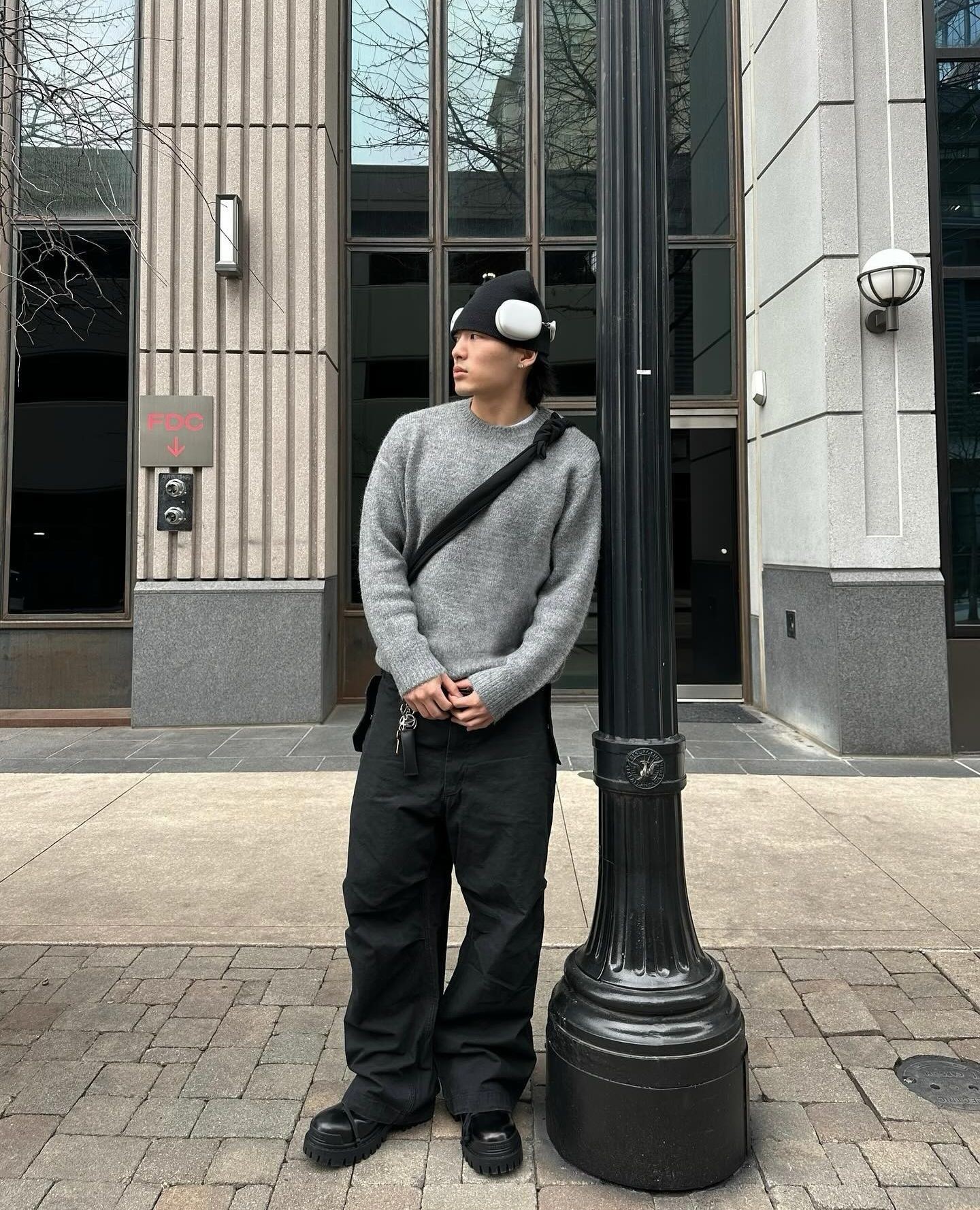 회색 니트는 마음의 고향🐺⁠ 이미지