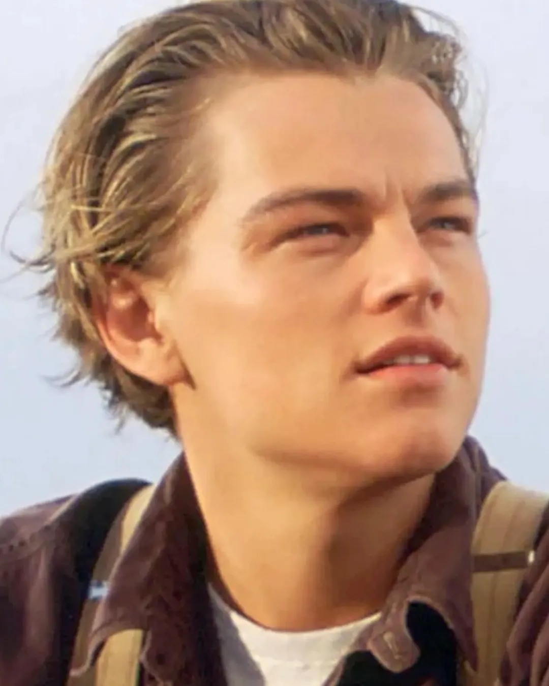 역사상 최강의 꽃미남, 레오나르도 디카프리오의 리즈시절💫🥀

4살 무렵부터 CF에 출연하며 연기를 시작해 ‘타이타닉’, ‘인셉션’, ‘레버넌트’ 등 수많은 할리우드 대표작을 가진 슈퍼스타 레오나르도 디카프리오. 특히, ‘타이타닉’은 개봉한지 25년이 넘은 지금까지도 박스오피스 순위 4위에 들 정도로 세기의 걸작이라는 평을 들으며 디카프리오를 세계 최고의 인기스타 자리에 오르게 했죠. 물론 그 이후로도 꾸준히 뛰어난 연기력을 보이며 2016년 ‘레버넌트’로 아카데미 남우주연상을 수상하고, 지금은 명실상부한 할리우드 티켓 파워 1위의 배우 면모를 보여주고 있습니다🎬

최근에는 입금 전과 후가 다른 모습으로 종종 웃음거리가 되는 레오나르도 디카프리오. 하지만 누구라도 디카프리오의 리즈 시절 외모를 보면 절대 비웃지 못할 텐데요. 톰 크루즈, 브래드 피트와 함께 90년대 할리우드 3대 미남으로 불렸던 디카프리오의 리즈 시절 모습을 확인해 보세요!

1 + 2. 로미오와 줄리엣(1996), 20th Century Fox

3. 토탈 이클립스(1995), New Line Cinema

4. 타이타닉(1997), 20th Century Fox

5. 캐치 미 이프 유 캔(2002), Dreamworks Pictures

6 + 7. 에비에이터(2004), Warner Bros.

8. 디파티드(2006), Warner Bros. 이미지4