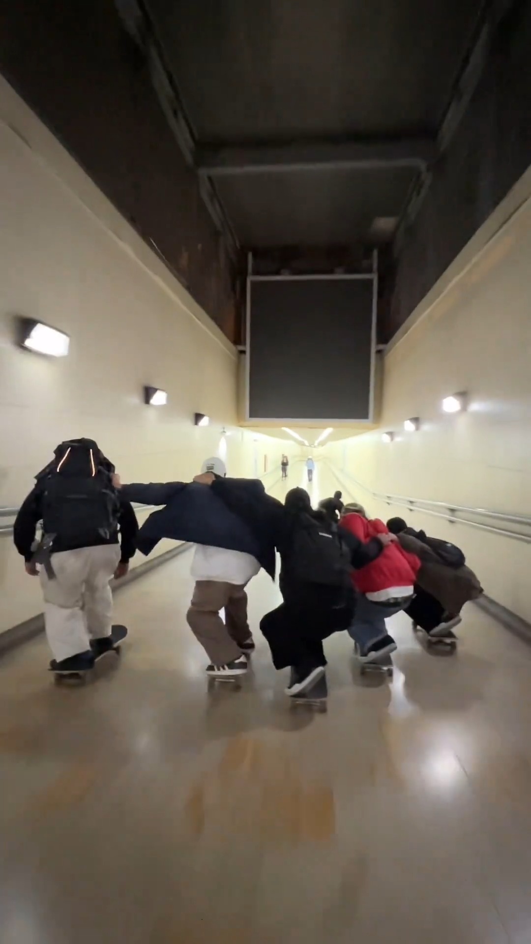 스케이트보드도 친구들과 함께🛹📸 이미지