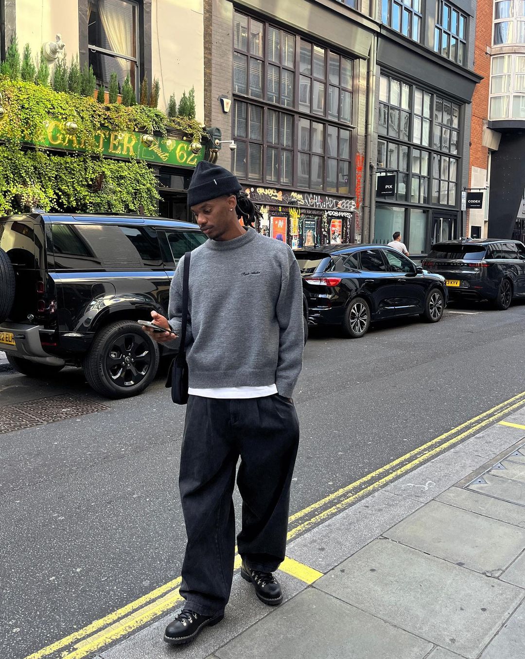 허리에 흰티 빼꼼👀 이미지