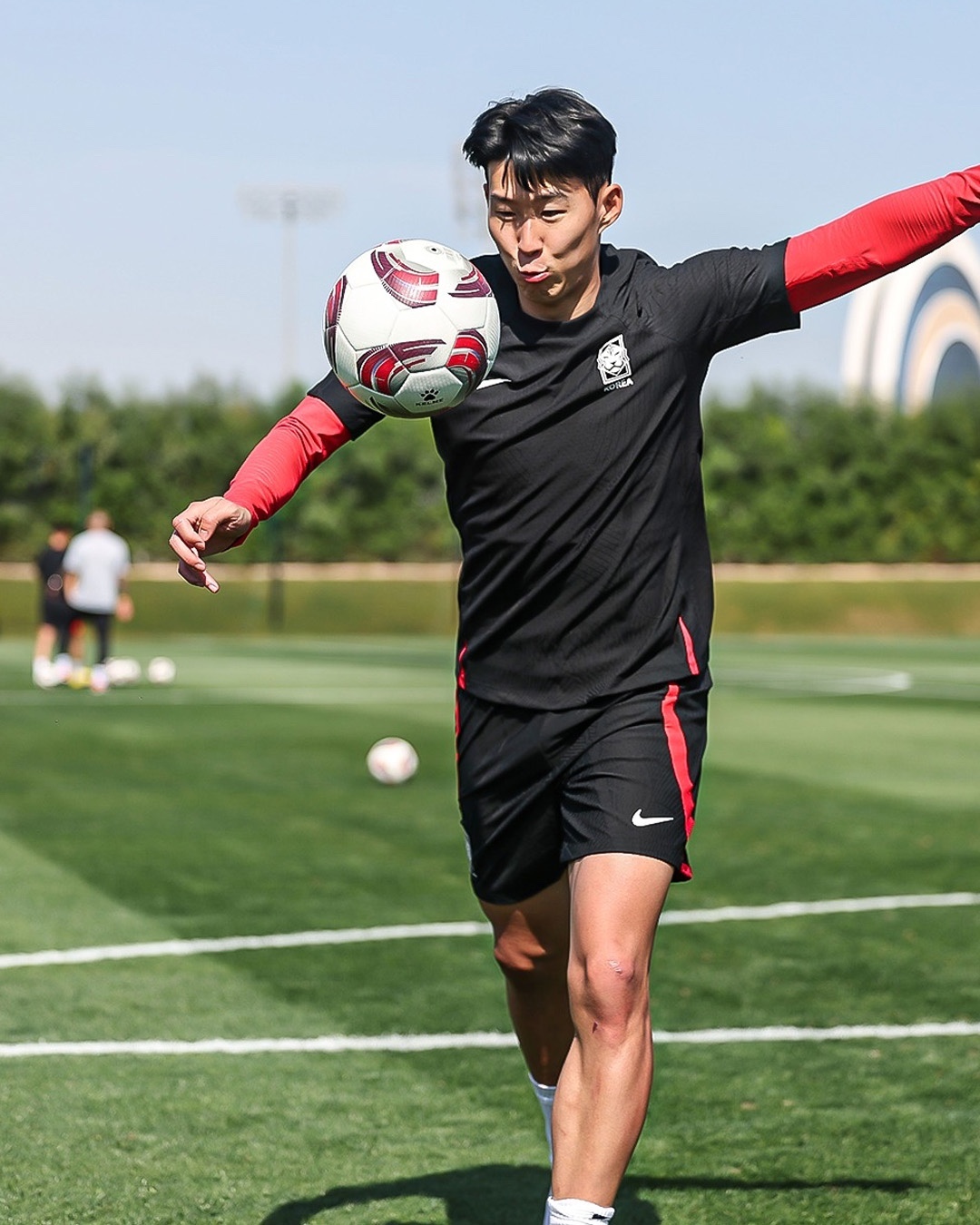 오늘은 아시아 정상을 향한 첫 매치⚽️대한민국 vs 바레인🇰🇷🇧🇭​
​
2023 AFC 아시안컵 E조 1차전🏆​
​
경기: 대한민국 vs 바레인​
일정: 2024년 1월 15일 오후 8시 30분​
장소: 카타르 자심 빈 하마드 스타디움​
시청채널: tvN, 티빙, 쿠팡플레이​ 이미지3