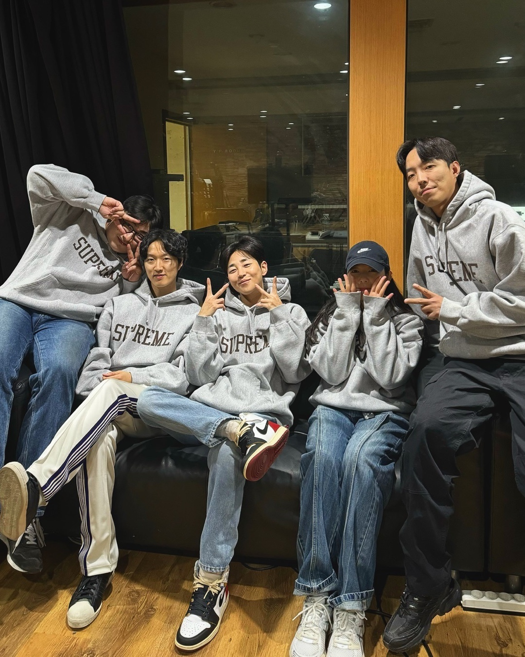 후드에는 데님아이가👊​
​
#후드티 #후드티코디 #후드코디 #데님 #데님코디 #청바지코디 #남자바지​
​
1. @dindinem​
​
2 + 3. @byeonwooseok​
​
4 + 6. @zu.won_moon.jun.won​
​
5. @bohyunahn​
​
7 + 8. @achahakyeon​
​
9. @ryusdb 이미지