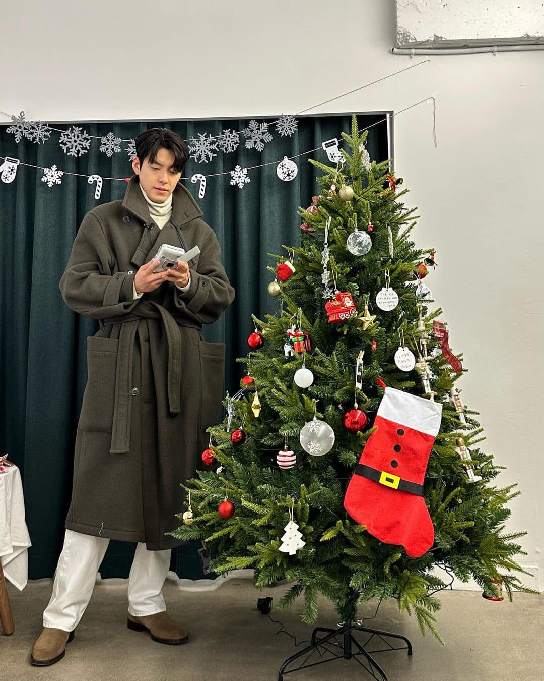 트리 앞에서 인증샷 필수지🎄📸 이미지