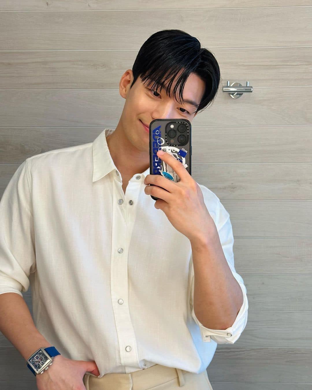 손목에 스퀘어 시계 차기⏱️☑️ 이미지