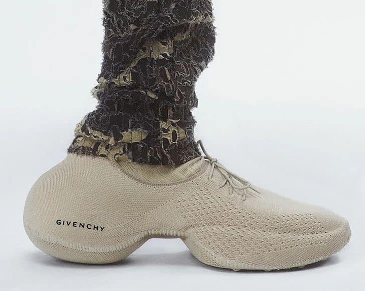 여름에 나오는 지방시 신발🥾 이미지