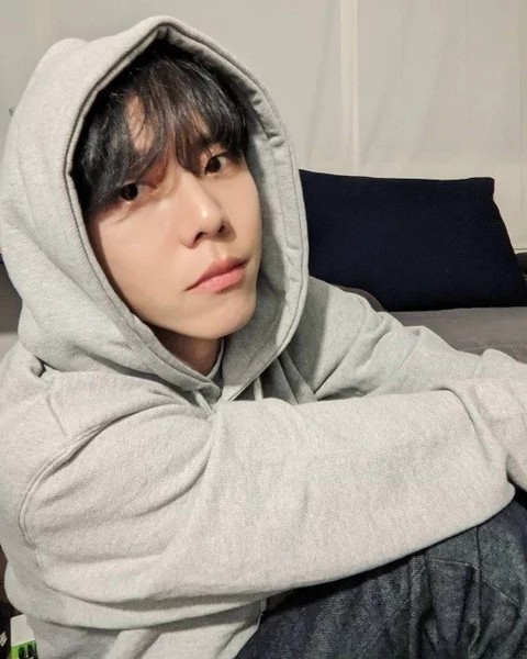 회색 후드는 아주 유명한 필수템임☕️🍩⁠ 이미지7