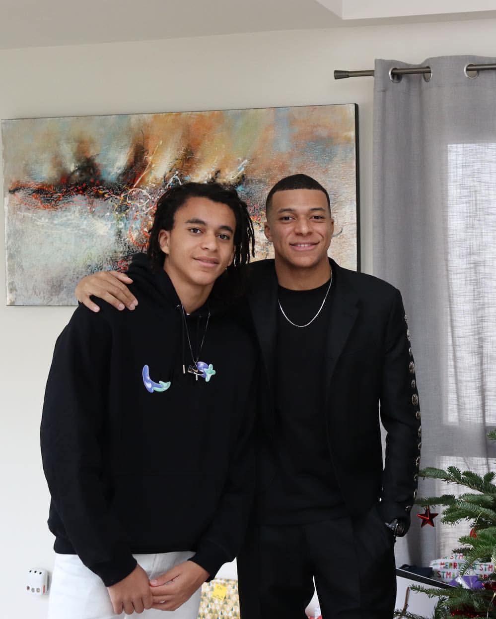 해맑은 음바페 일상룩📸 이미지4