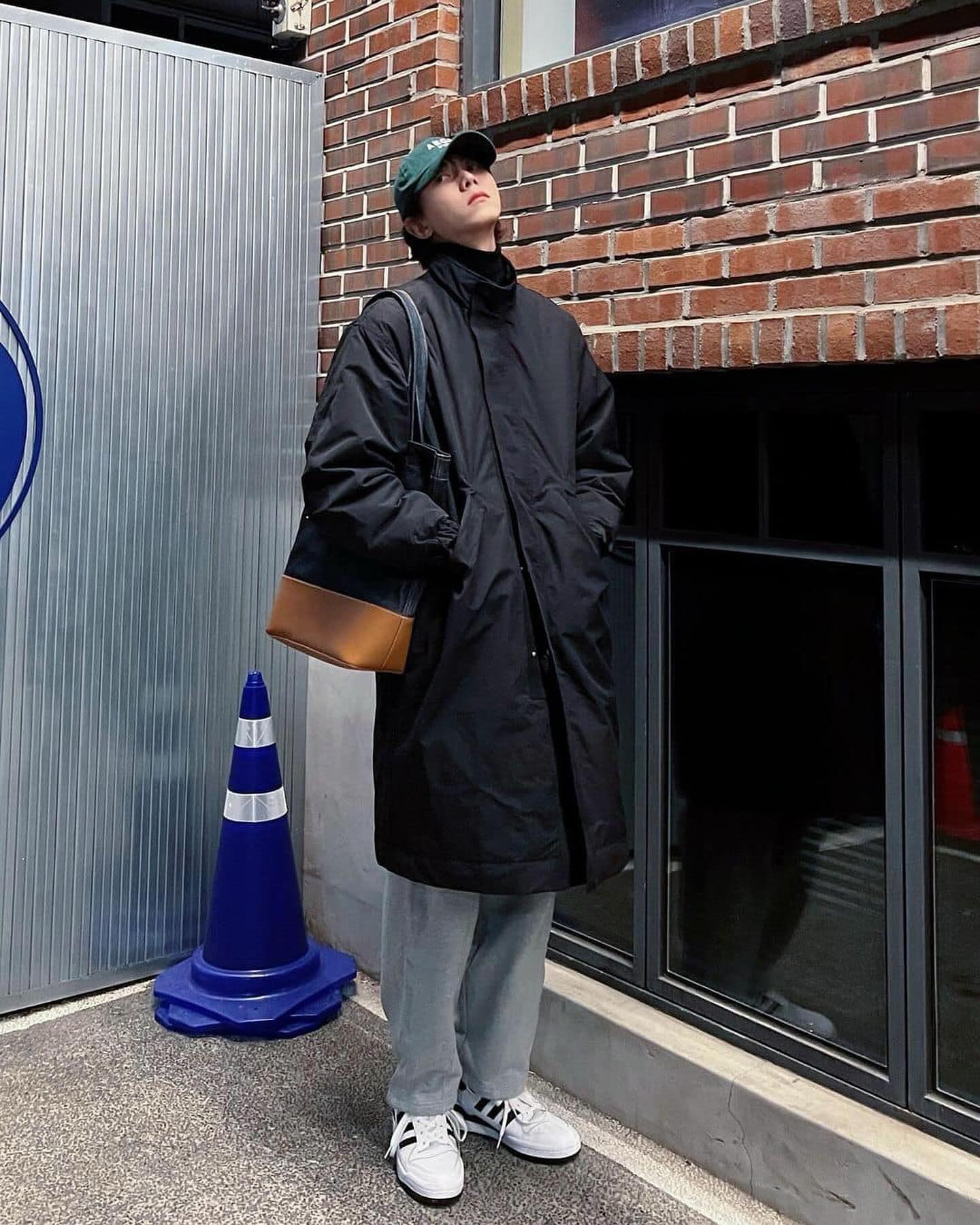 주말 뭉갤 땐 회색조거임👟👻 이미지