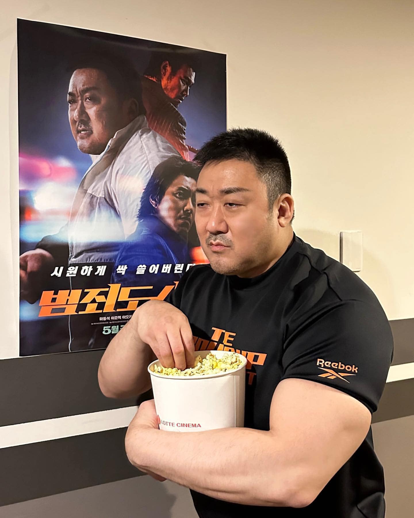 티셔츠보다 팔뚝이 중허지💪 이미지"