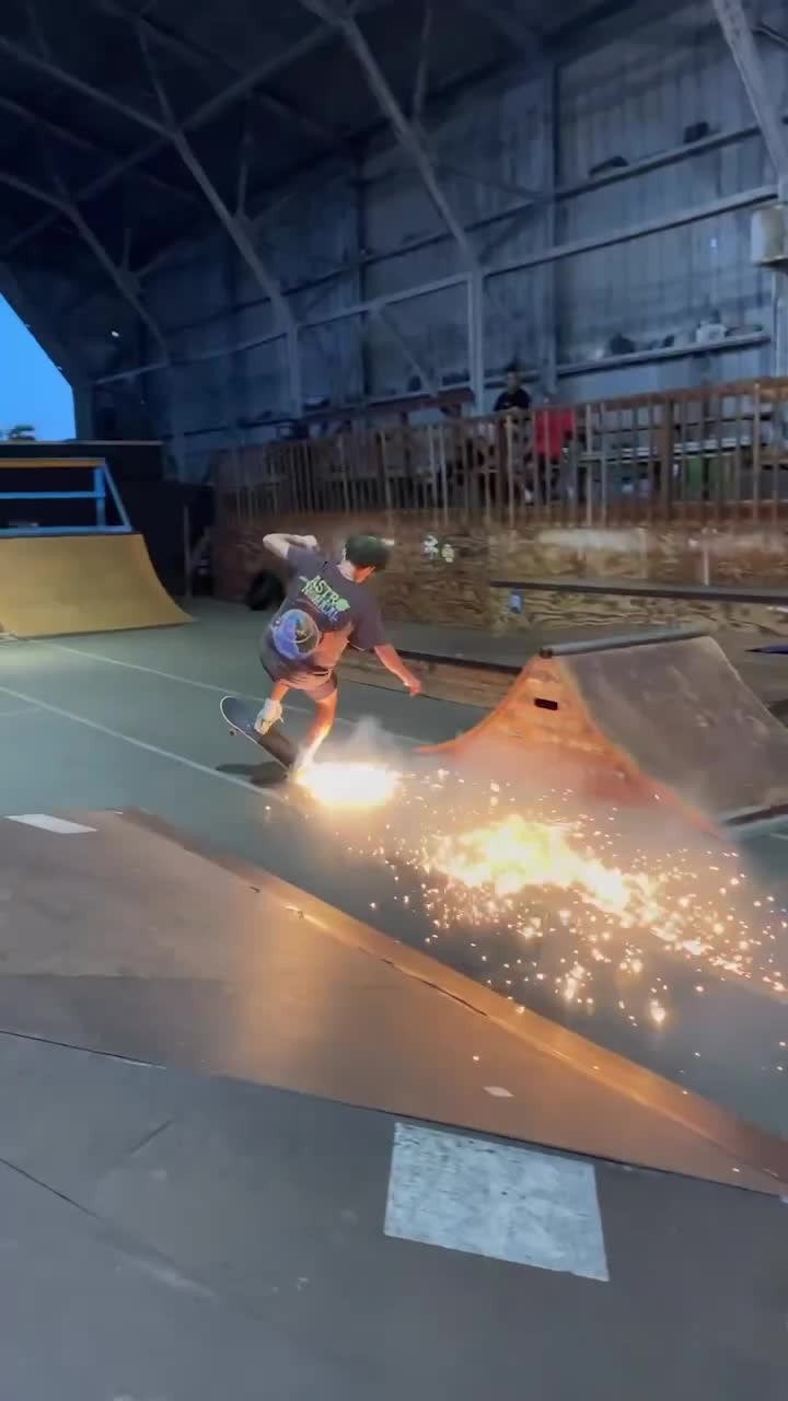 스케이트보드 덱에 불꽃 붙이기🔥❤️‍🔥​ 이미지