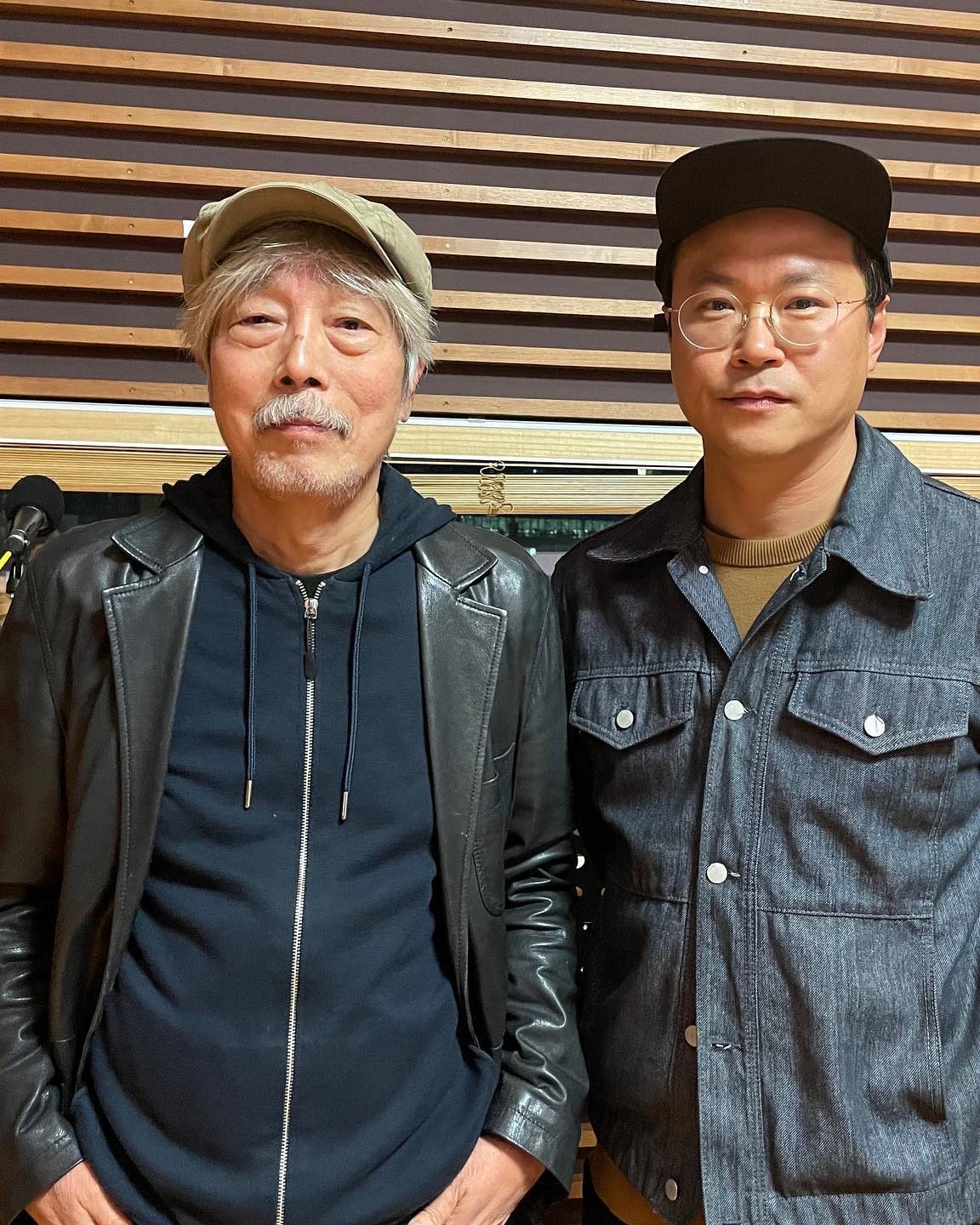배우이자 화가, 음악가👨‍🎨🖼️진정한 종합예술인 백현진🎬

모범택시의 회장님, 무빙의 진천 등 개성 있는 연기로 호평을 받는 백현진 배우. 사실 그는 연기 이외에도 여러 분야에서 활동하는 종합예술인입니다. 화가와 설치미술가로서 여러 차례 개인전을 열기도 하고, 밴드나 솔로로 여러 앨범을 발매하기도 했죠. 실제로 과거 자우림의 ‘나는 가수다’ 무대에 초대 가수로 참여한 적도 있고, 네이버 온스테이지에서 그의 라이브 공연 영상을 볼 수도 있어요. 미적인 감각이 뛰어난 만큼 일상 패션 감각도 굉장히 주목받고 있는 백현진. 예술가들의 예술가로 불리는 그의 패션을 확인해보세요📸 이미지8