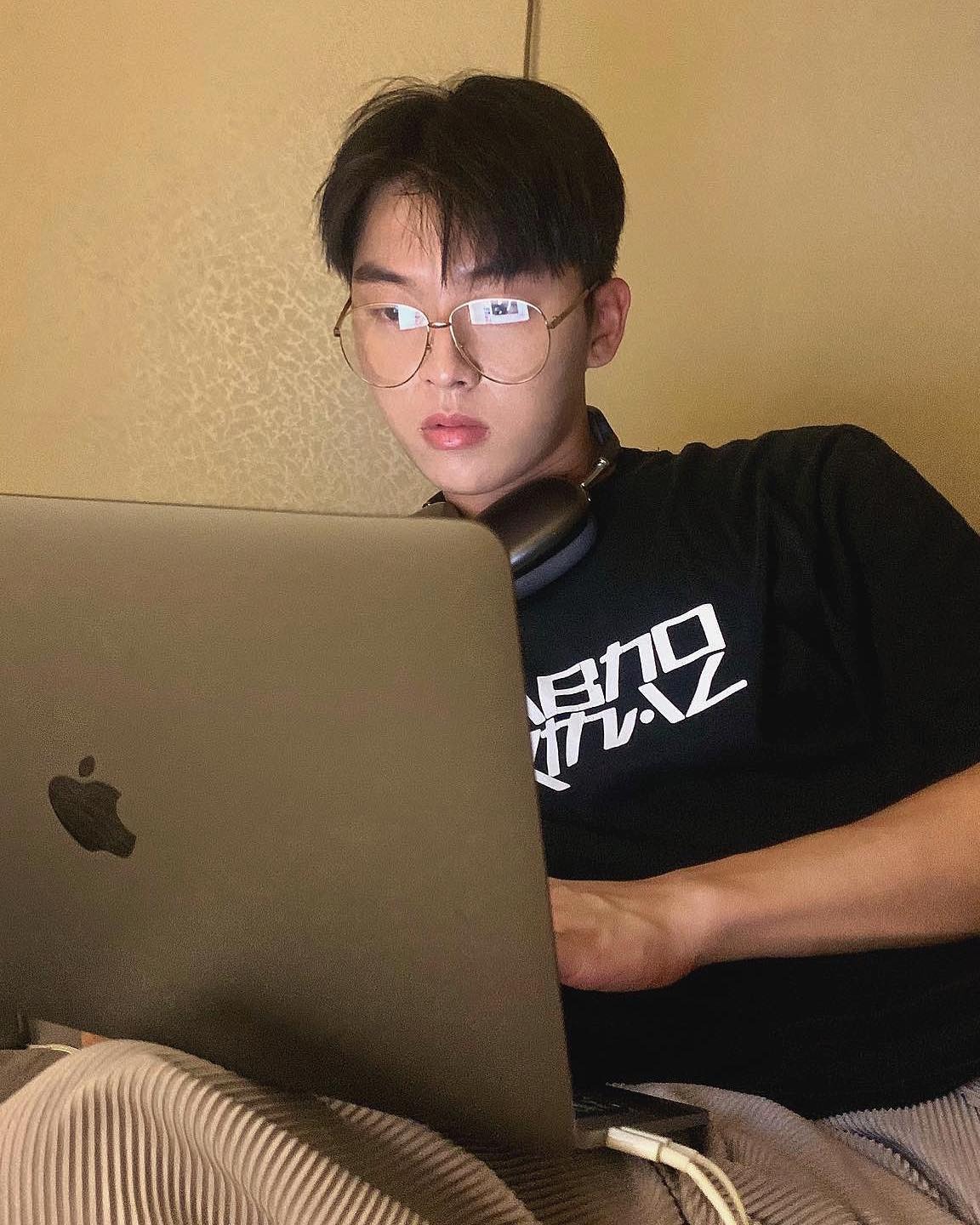 신아휘 병장 사복 사진 🪖📸 이미지"