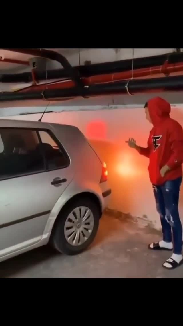 믿는 친구에 발등 찍힌다🪓🚘​ 이미지