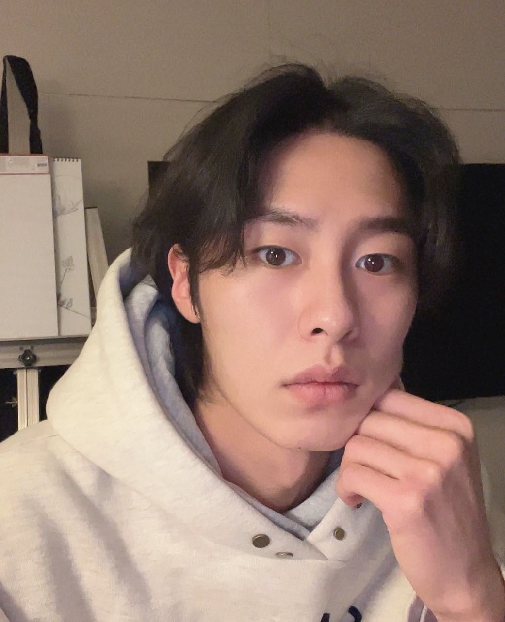 회색 후드는 아주 유명한 필수템임☕️🍩⁠ 이미지