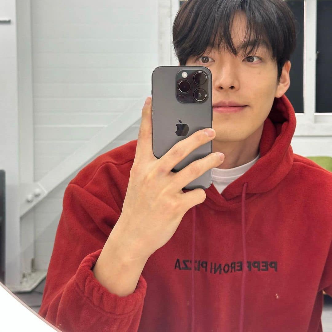 후드에 흰 티는 필수 조합🕸️ 이미지2