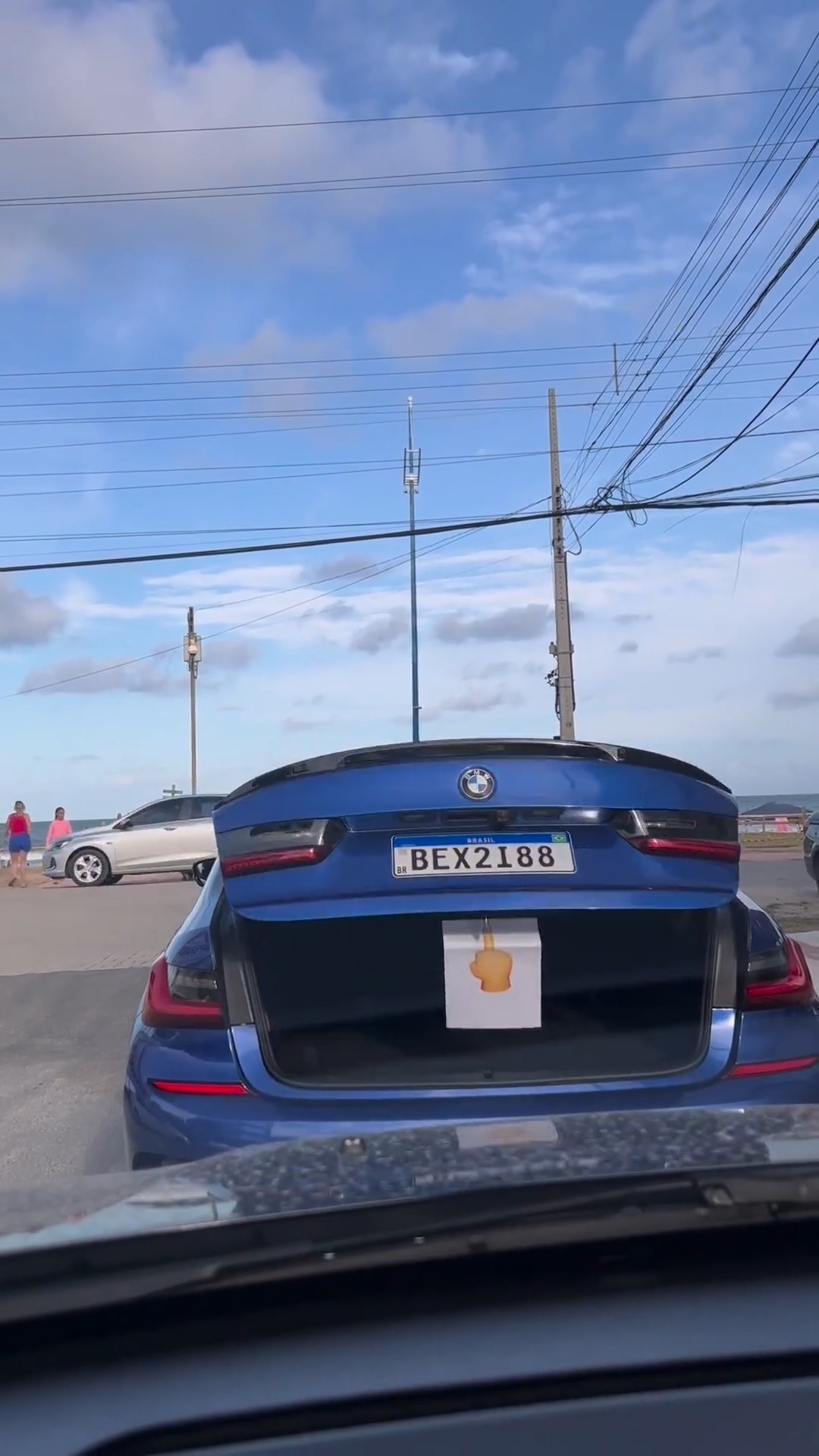 추격전 시작을 알리는 종이 한장📄🖕 이미지