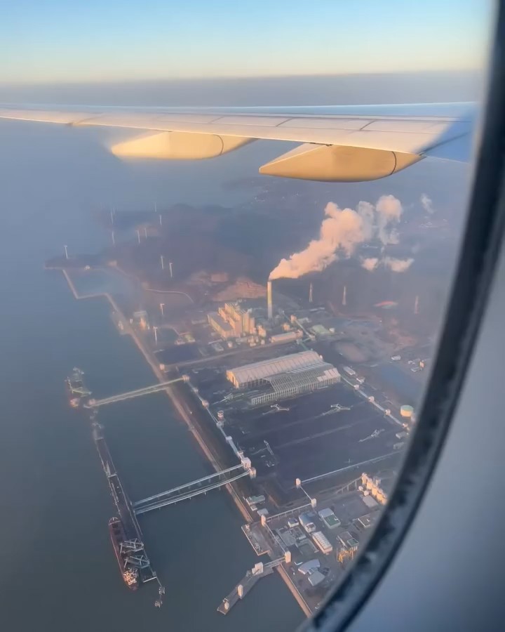 팔라스 한국 상륙 기념🇰🇷🇯🇲루시엔 클라크 한국 방문🔥

자메이카 출신의 프로 스케이트보더 루시엔 클라크가 오늘 한국을 방문해 인스타그램 게시물을 업로드했습니다. 루시엔 클라크는 팔라스의 스폰을 받는 대표적인 인물 중 하나인 만큼 2월 3일에 오픈 예정인 팔라스 스토어 행사를 위해 한국에 온 것으로 보이는데요. 2020년 버질 아블로가 루이 비통 남성복 라인의 크리에이티브 디렉터일 때 럭셔리 브랜드의 첫 스케이터로 영입된 적도 있었던 루시엔 클라크. 그가 업로드한 사진과 영상을 슬라이드로 확인하세요📸 이미지