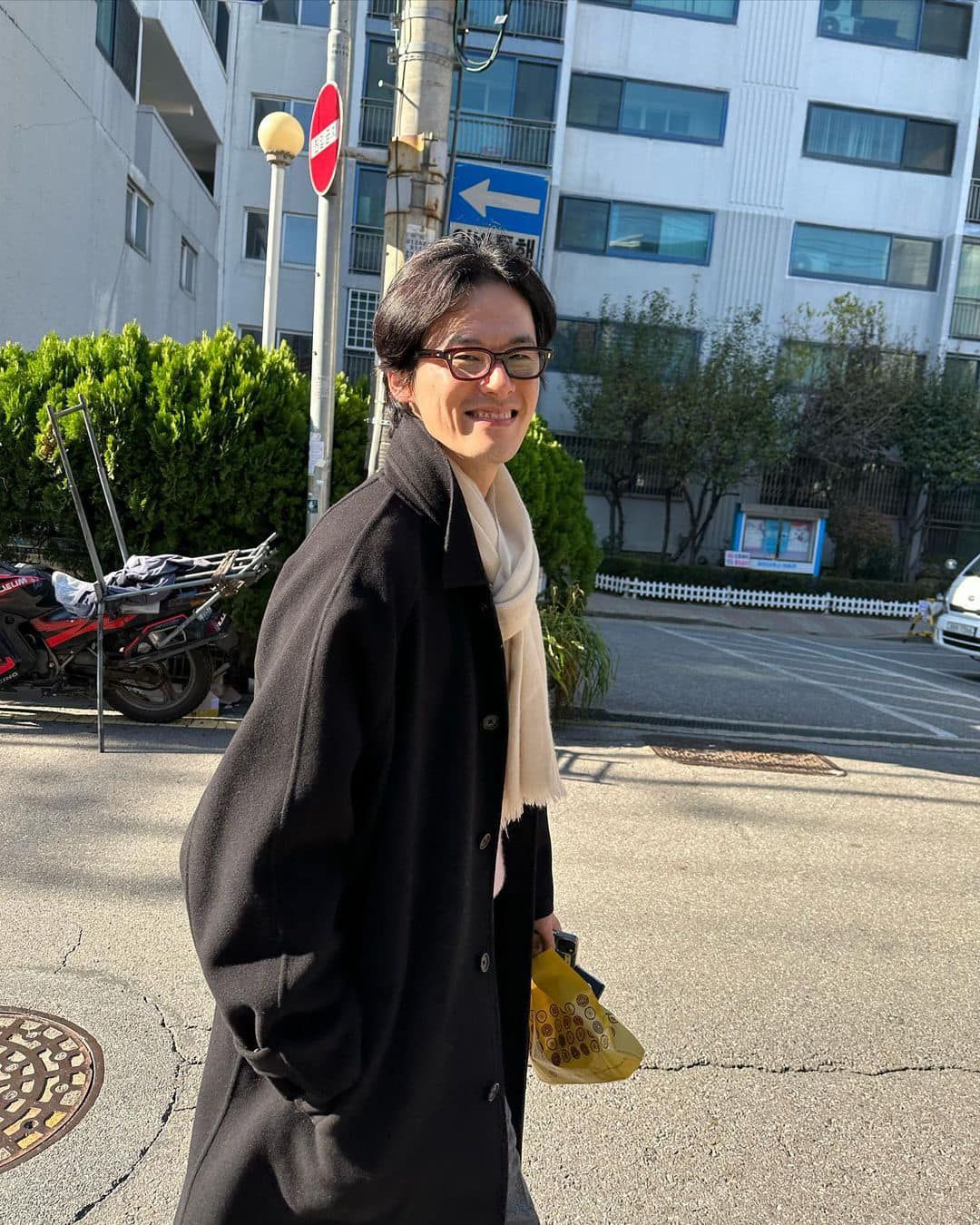 심플한 머플러로 센스 더해🧣 이미지