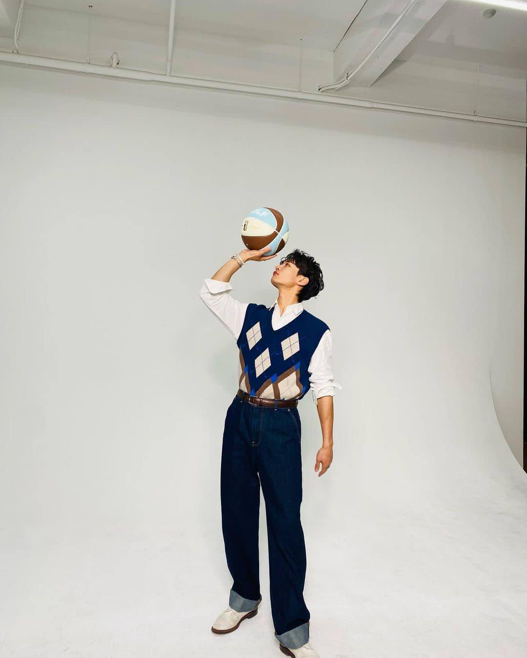 옷장 속에 아가일 니트는 구비해♦️🧶 이미지8