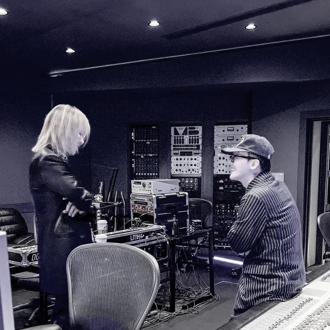 지용이형..🌼이번에는 음원 내는거 맞지?🎸🤘
엑스재팬의 요시키와 작업 중인 지드래곤🎶 이미지2