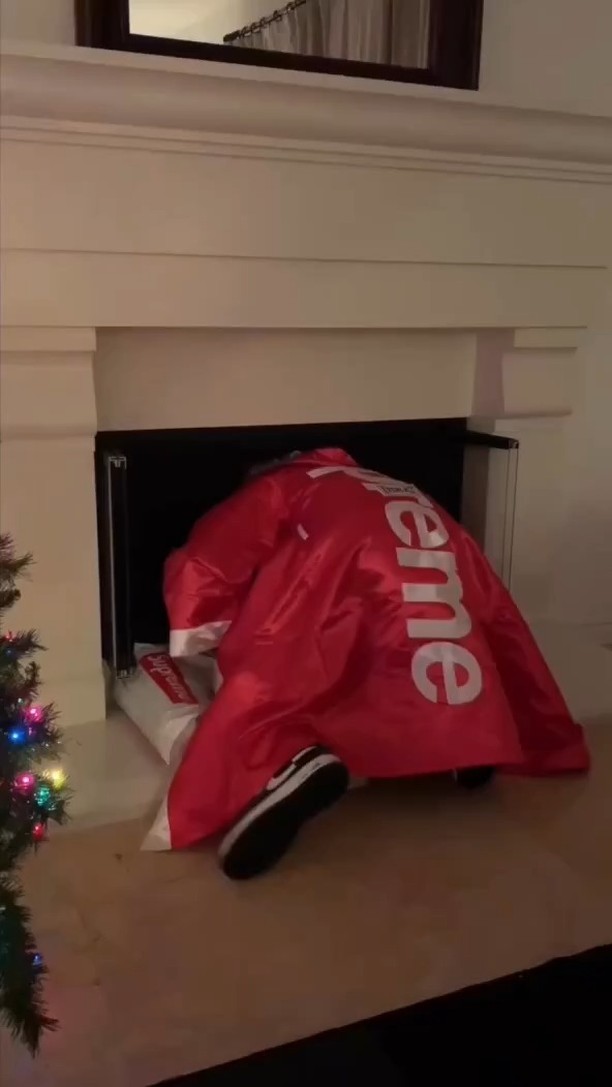 슈프림 매니아에게 필요한 산타🎅🎄 이미지