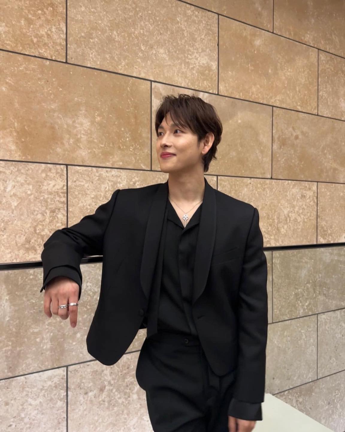 임시완의 셔츠 소화력👔 이미지