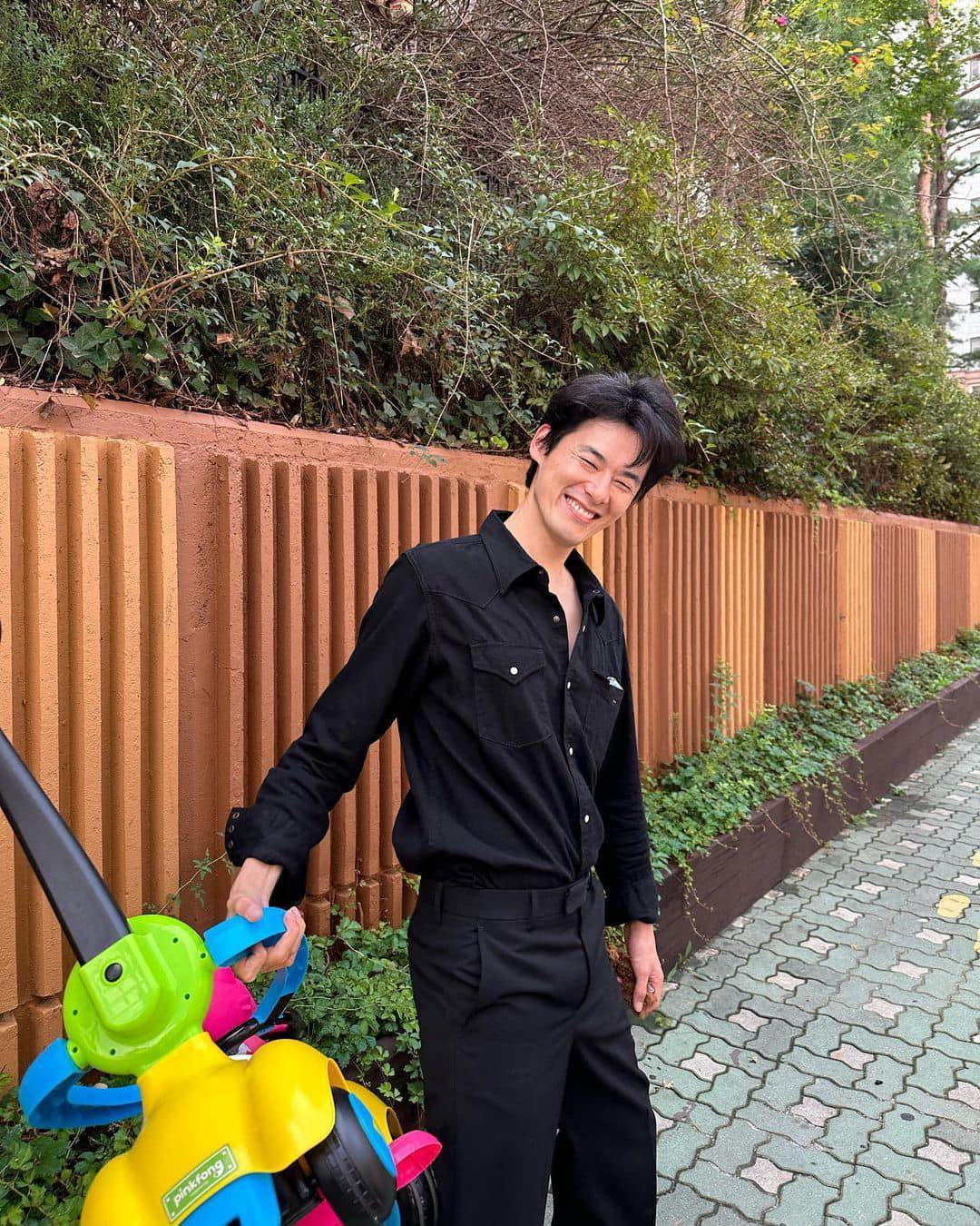 깔쌈한 블랙 셔츠 걸치고💣👔 이미지
